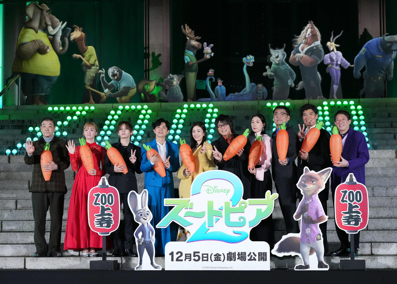 映画「ズートピア2」のヒット祈願イベントに登壇した、左から柄本明、Dream Ami、山田涼介、下野紘、上戸彩、森川智之、江口のりこ、三宅健太、髙嶋政宏、サバンナ高橋（撮影・たえ見朱実）