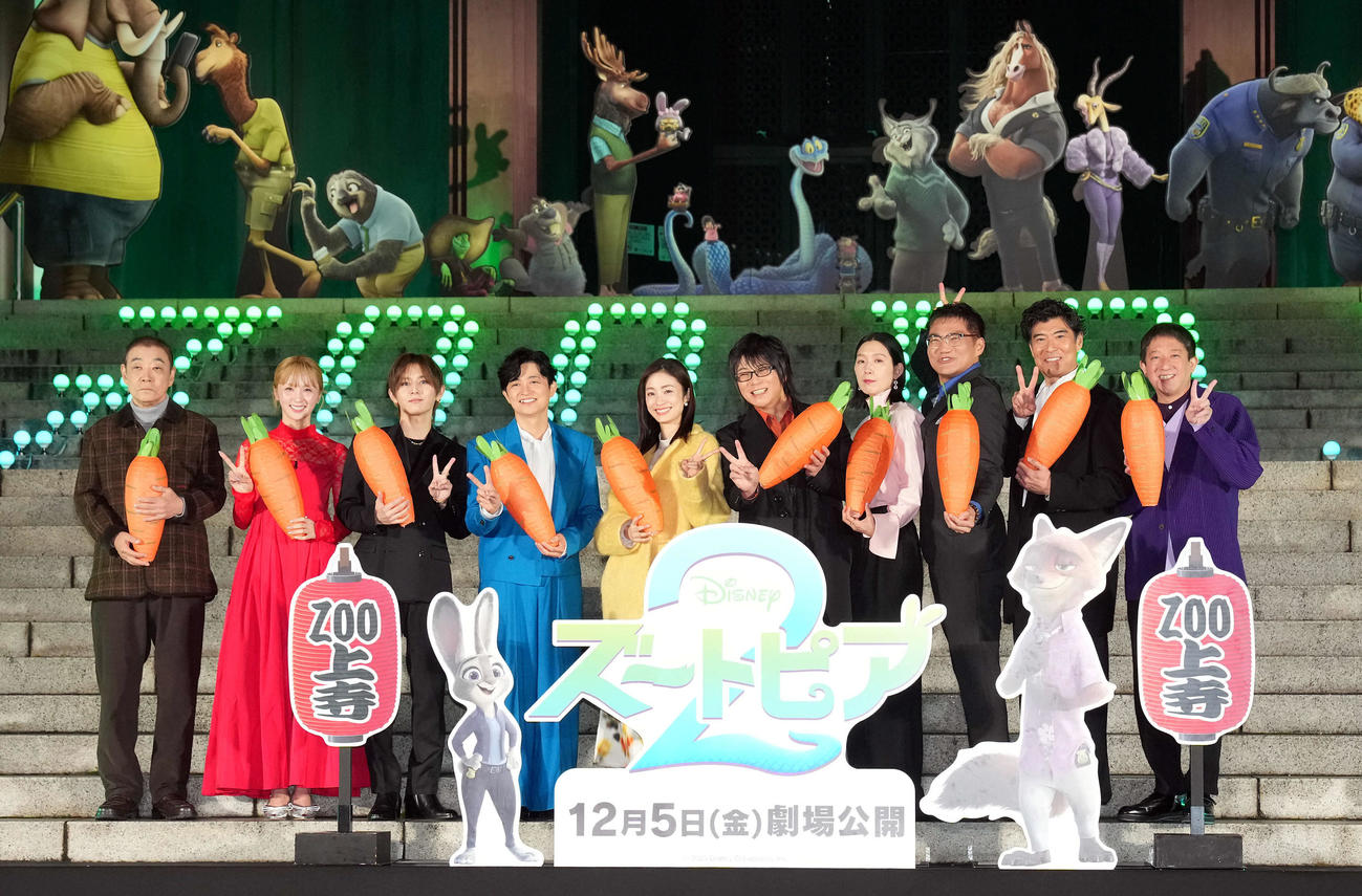 映画「ズートピア2」のヒット祈願イベントに登壇した、左から柄本明、Dream Ami、山田涼介、下野紘、上戸彩、森川智之、江口のりこ、三宅健太、髙嶋政宏、サバンナ高橋（撮影・たえ見朱実）