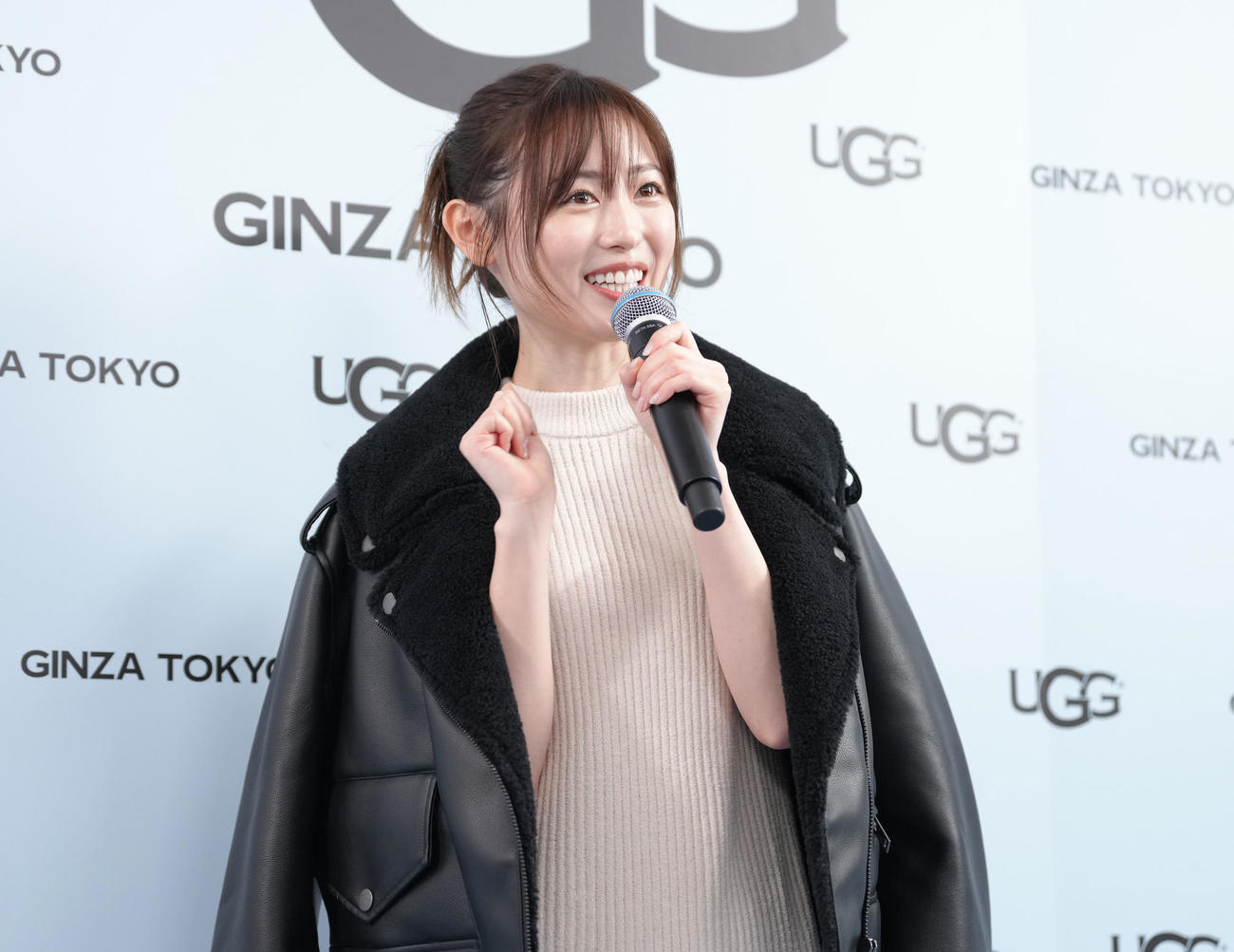 フォトコールに登場した福原遥（撮影・足立雅史）
