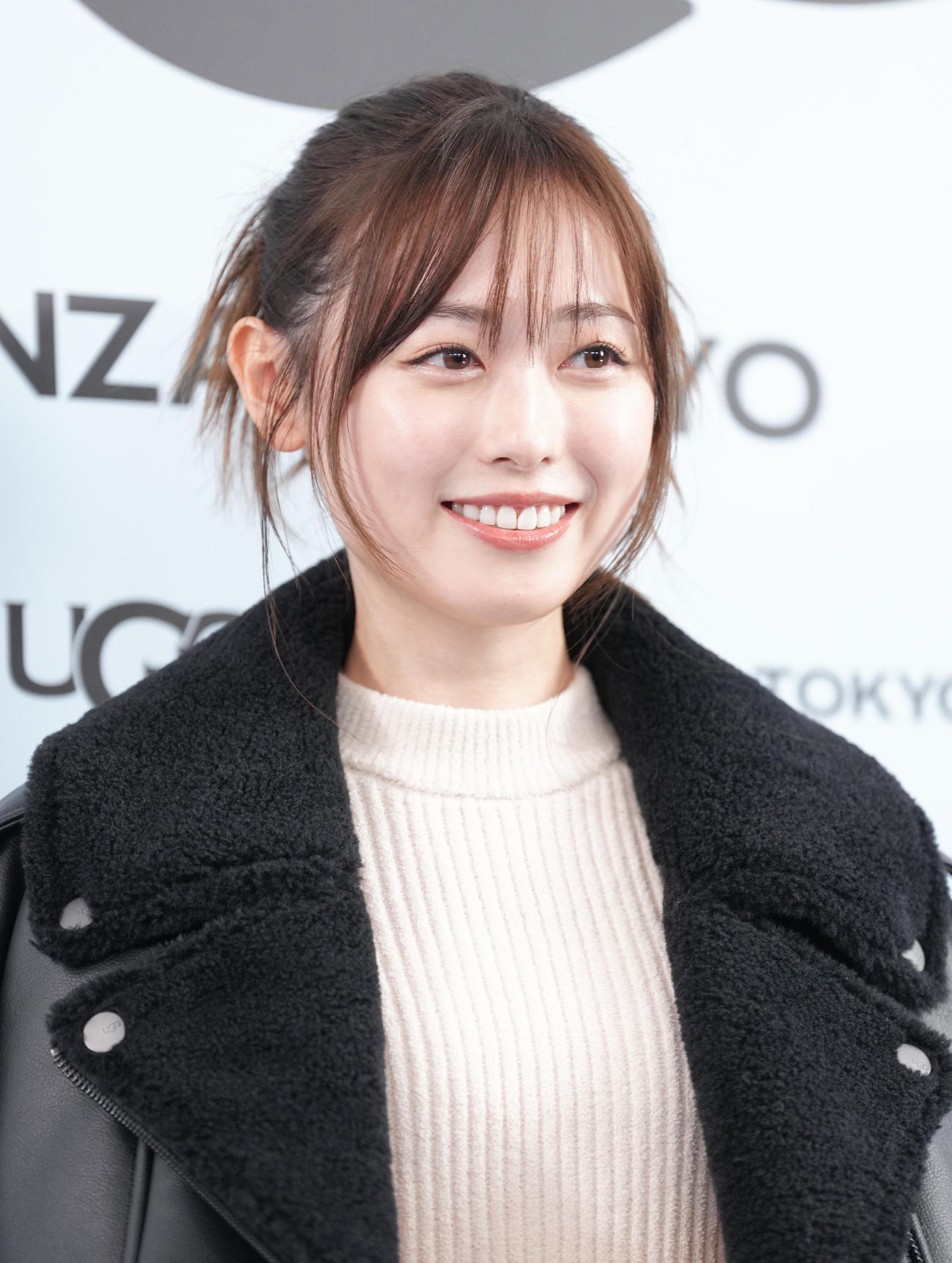 フォトコールに登場した福原遥（撮影・足立雅史）