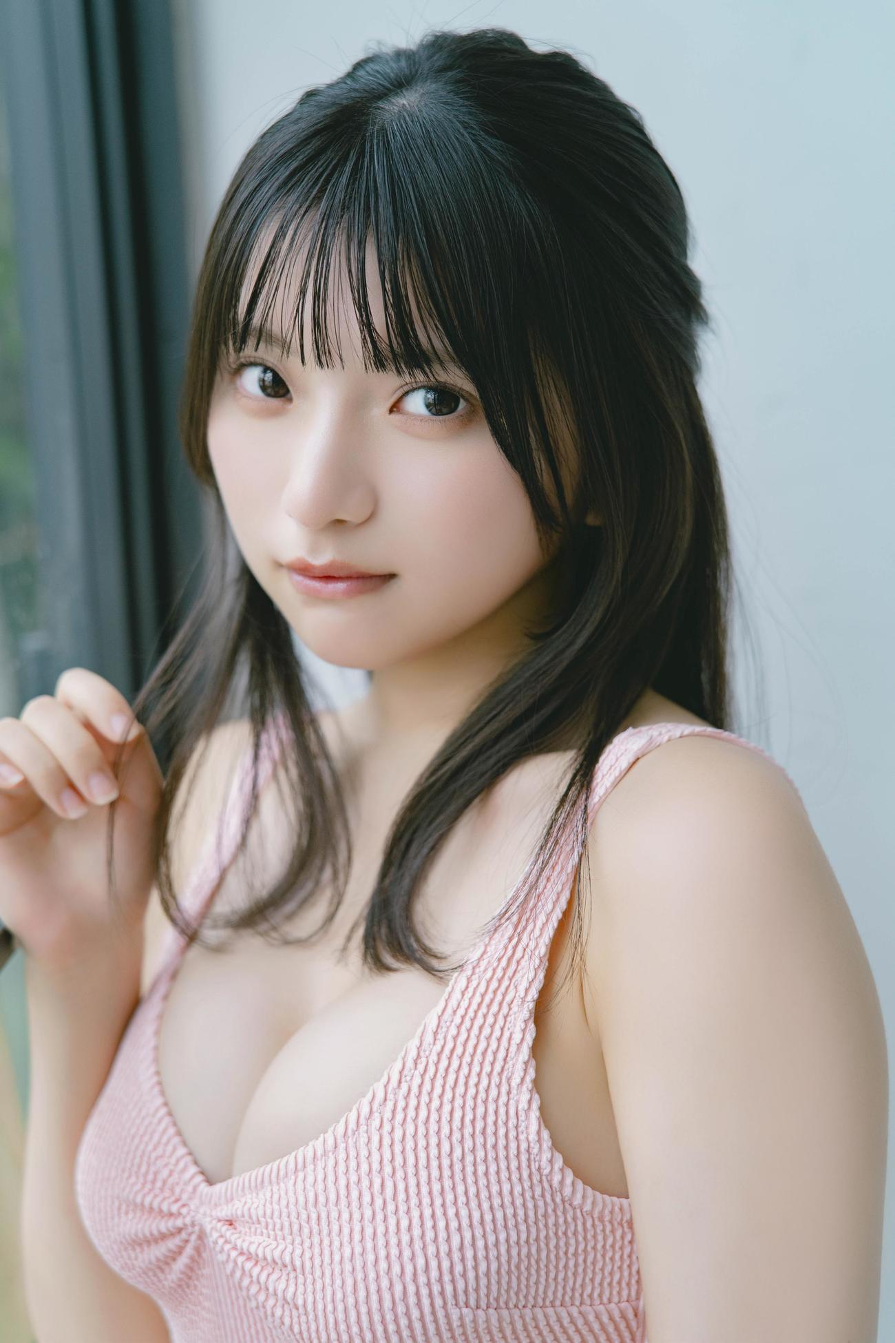 「ヤングチャンピオン」での初の表紙グラビアを飾っている＃Mooove！の姫野ひなの　撮影：U－YA（秋田書店）