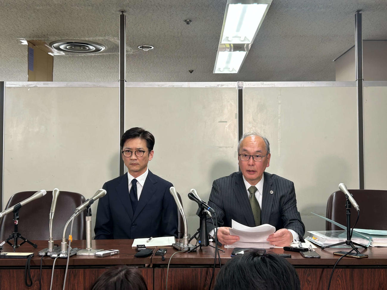 険しい顔の国分太一と代理人弁護士