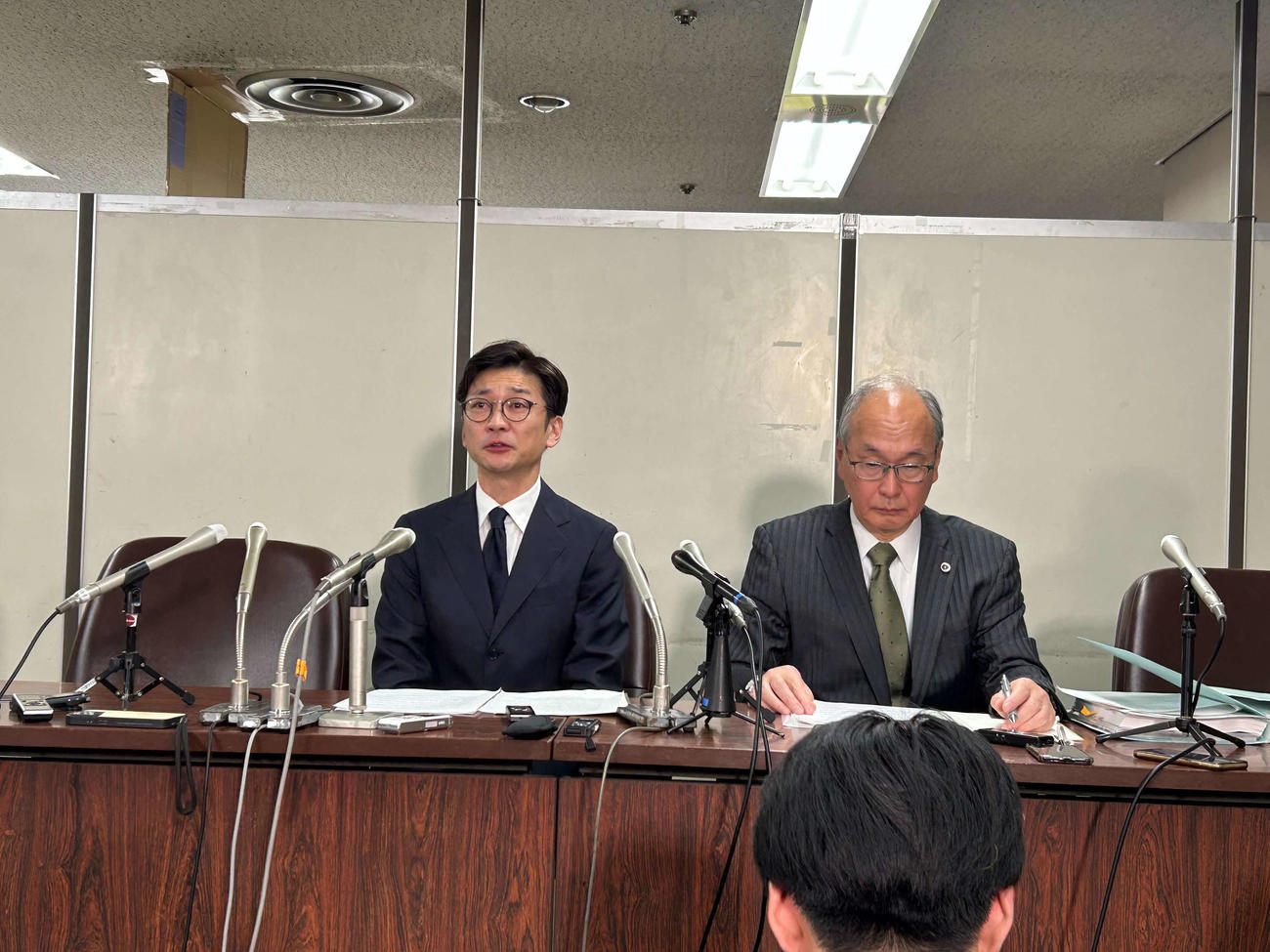 会見を行った涙する国分太一と代理人弁護士（右）