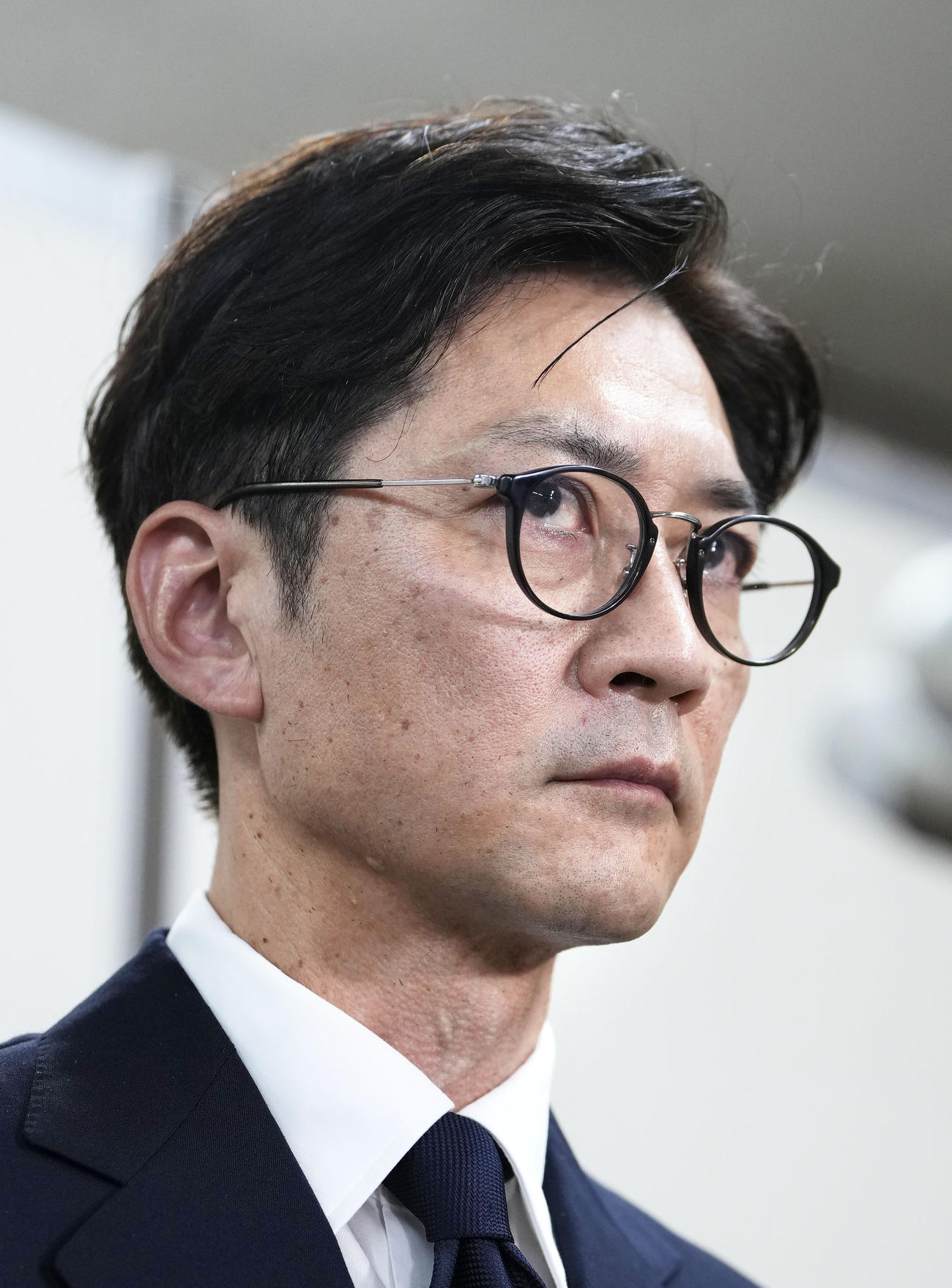 厳しい表情で記者会見に臨む国分太一さん＝26日午後、東京・霞が関の司法記者クラブ（共同）