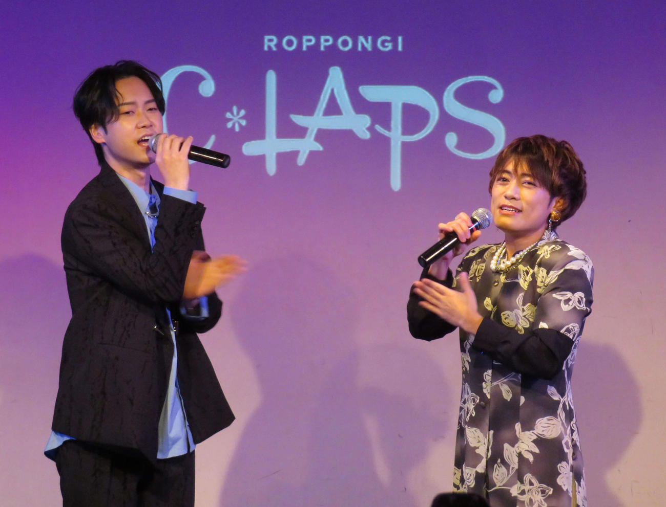 新曲「ときめきはチャチャチャ～スナックはやぶさへようこそ～」の発売記念イベントを行った、はやぶさのヤマト（左）とヒカル