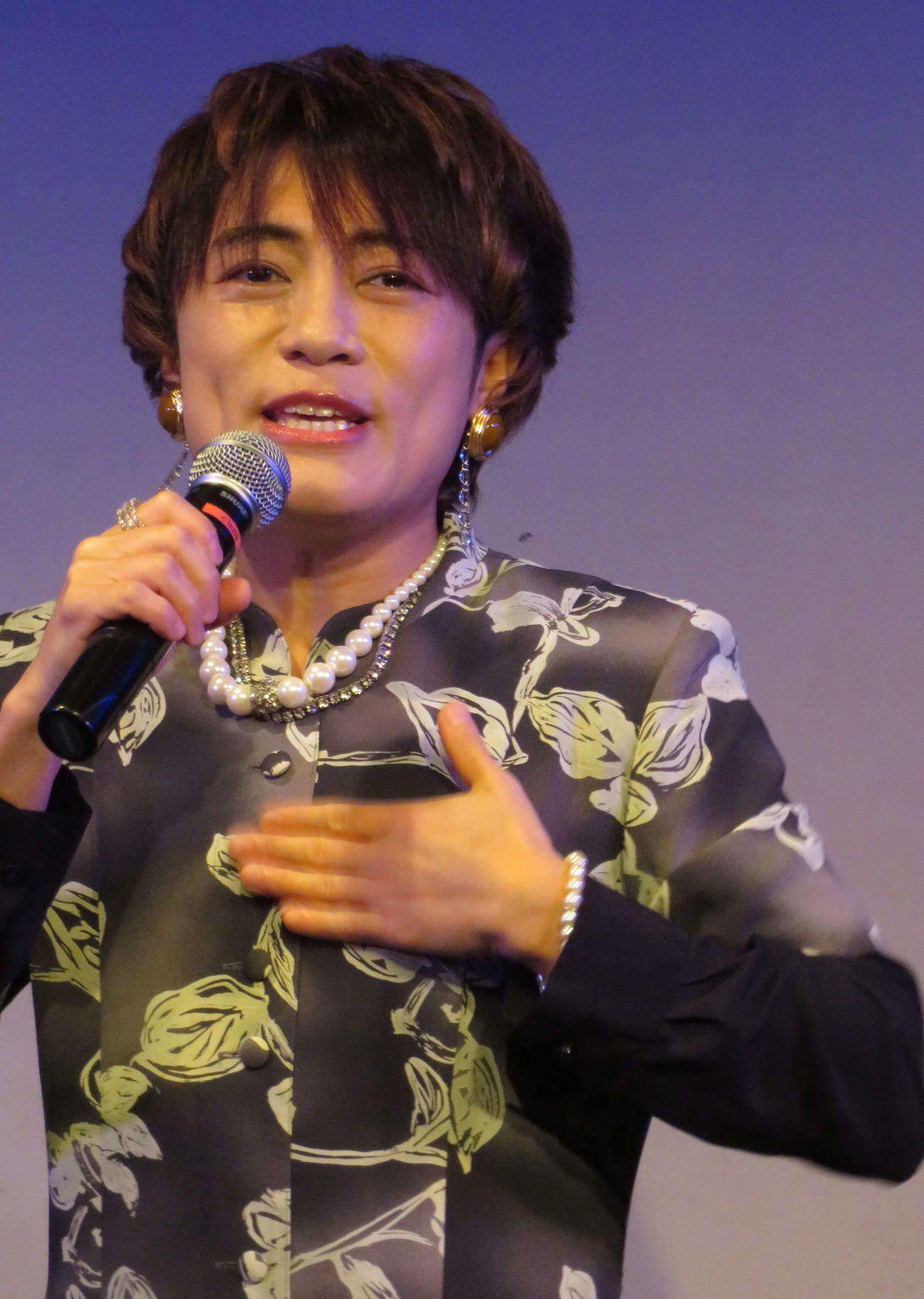 新曲「ときめきはチャチャチャ～スナックはやぶさへようこそ～」の発売記念イベントを行った、はやぶさのヒカル