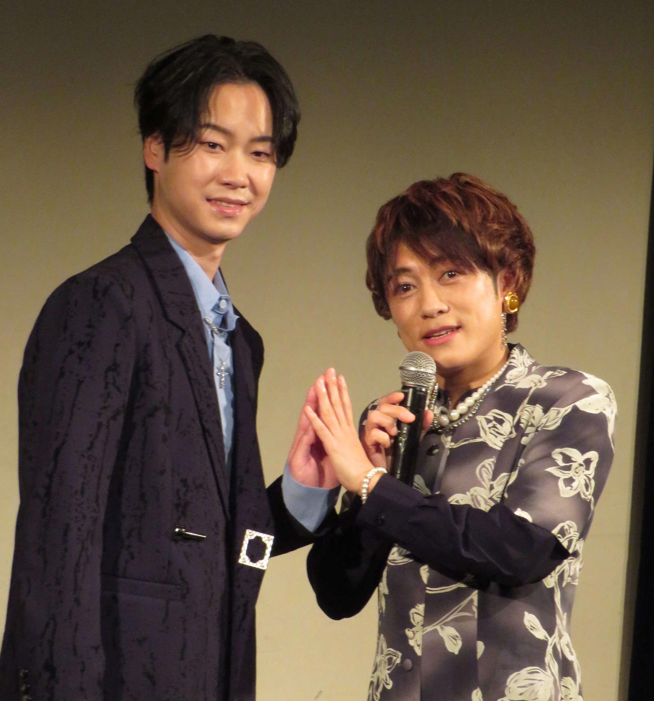 新曲「ときめきはチャチャチャ～スナックはやぶさへようこそ～」の発売記念イベントを行った、はやぶさのヤマト（左）とヒカル