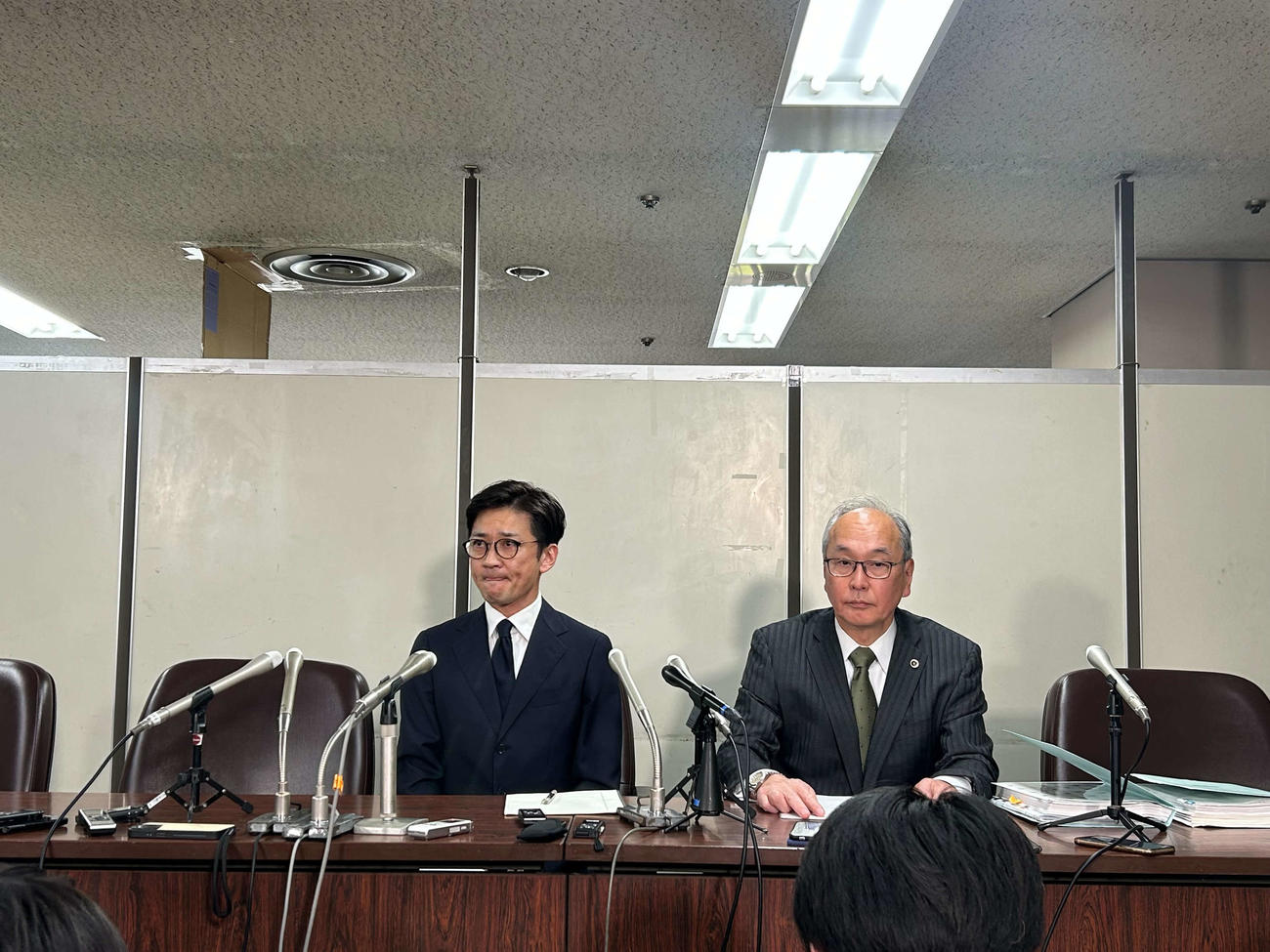 険しい表情を浮かべる国分太一と代理人弁護士