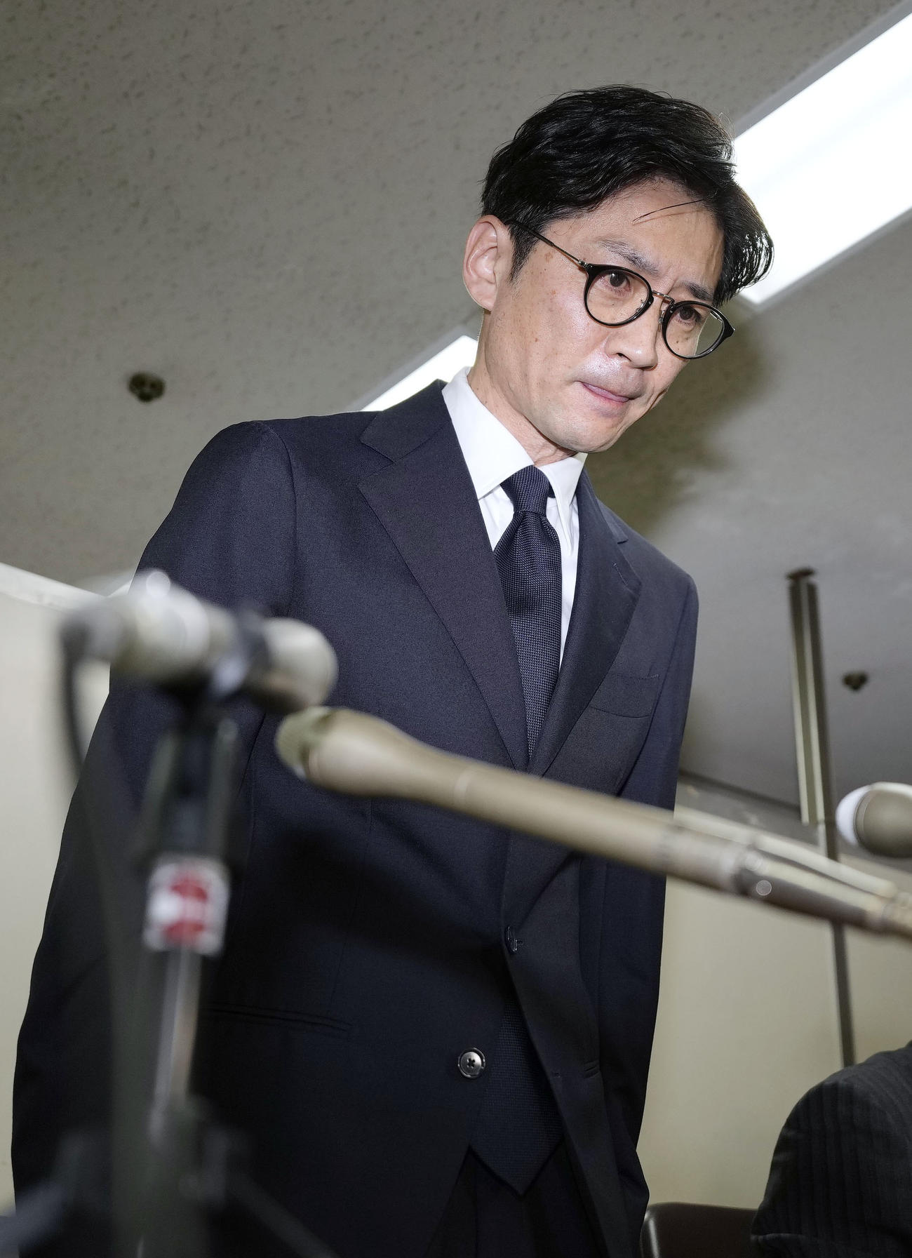 記者会見し、謝罪する国分太一さん＝26日午後、東京・霞が関の司法記者クラブ（共同）