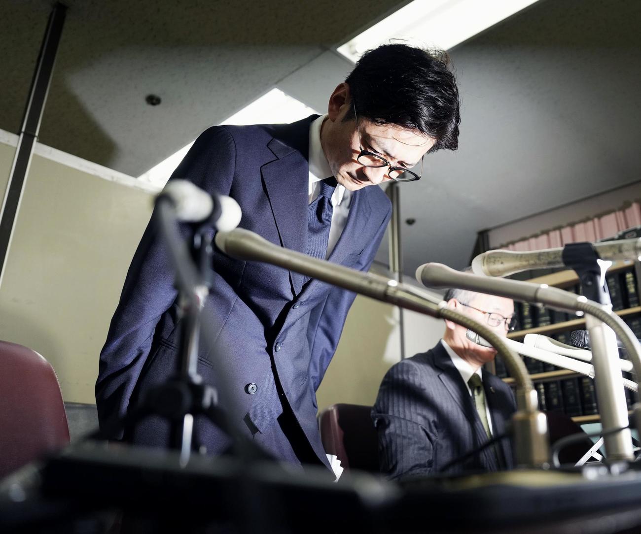 記者会見し、謝罪する国分太一さん＝26日午後、東京・霞が関の司法記者クラブ（共同）