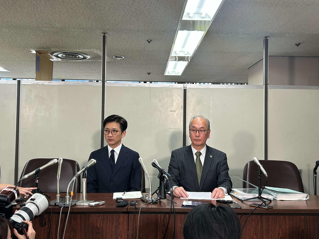 会見を行った国分太一と代理人弁護士