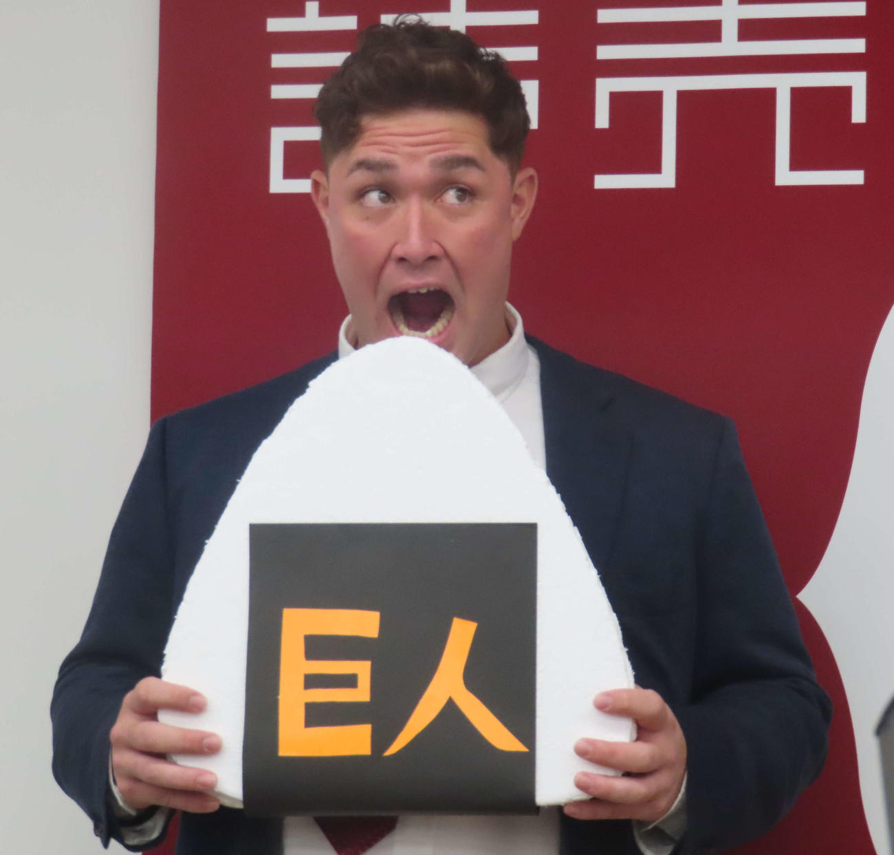 契約更改交渉を終え、会見に臨む巨人リチャード（撮影・水谷京裕）