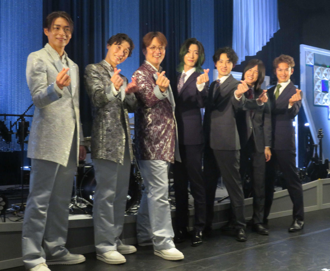 左から純烈の白川裕二郎、後上翔太、酒井一圭、純烈の弟分「モナキ」のサカイJr．、ケンケン、おヨネ、じん