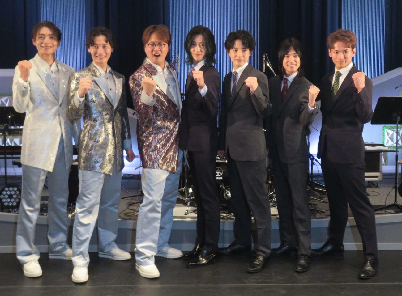 左から純烈の白川裕二郎、後上翔太、酒井一圭、純烈の弟分「モナキ」のサカイJr．、ケンケン、おヨネ、じん