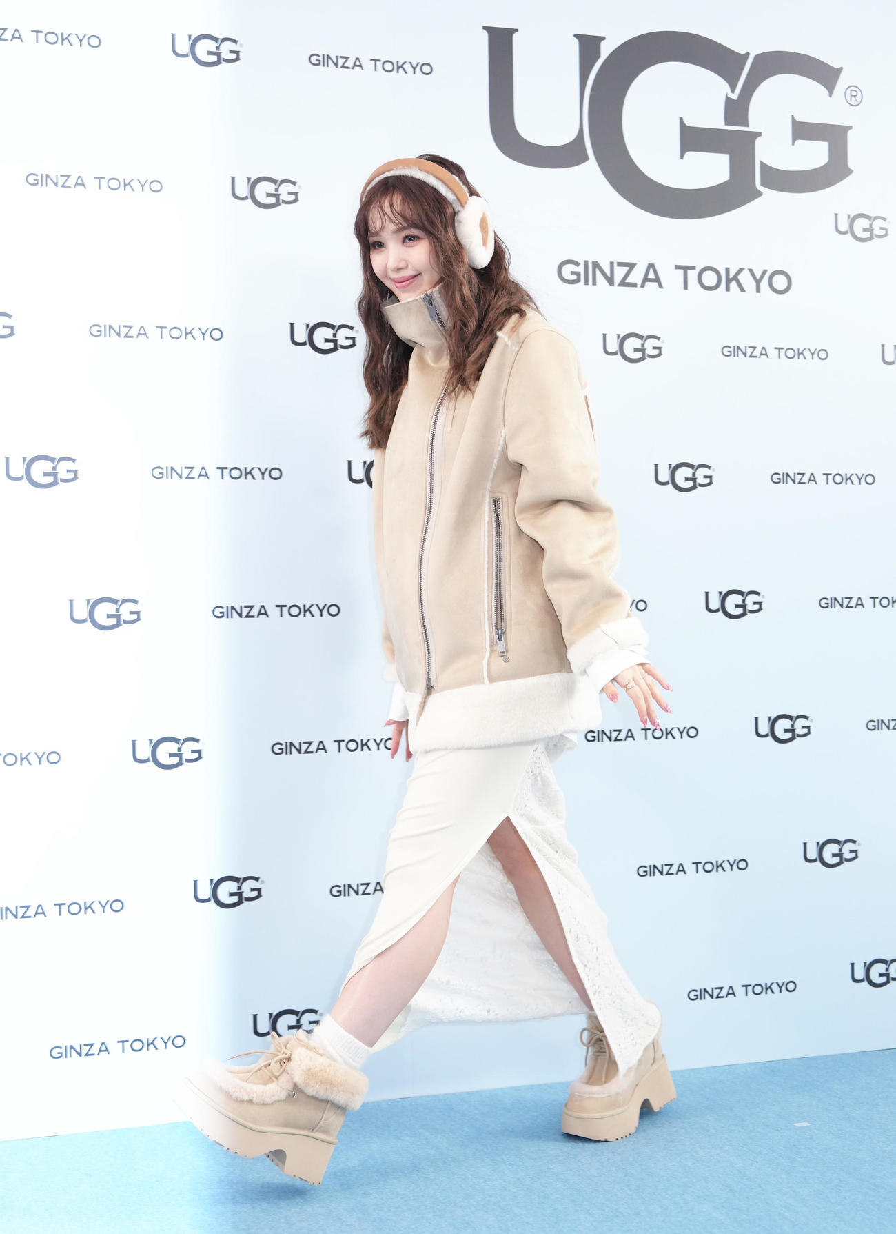 フォトコールに登場した藤田ニコル（撮影・足立雅史）