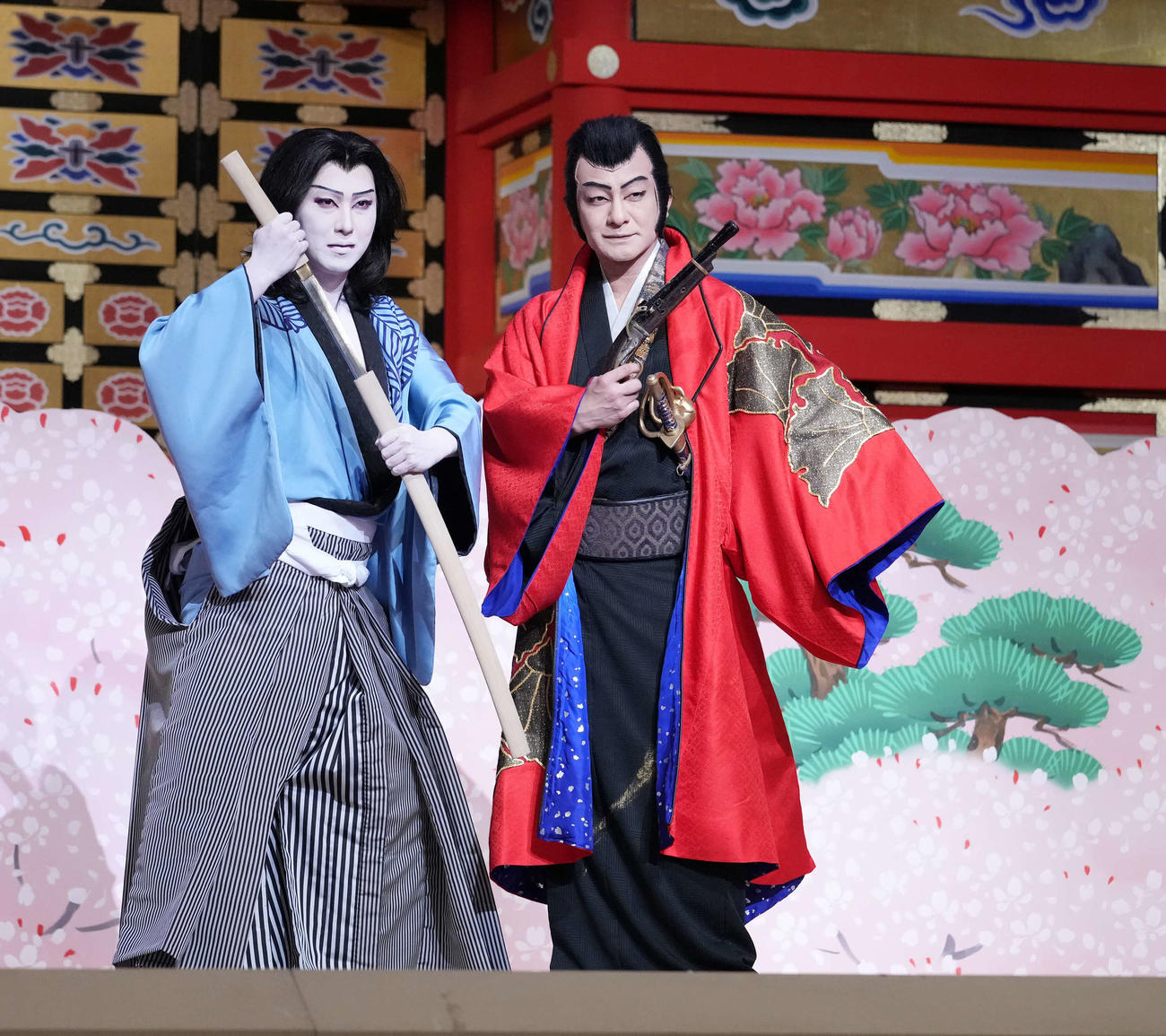 新作歌舞伎「流白浪燦星」初日前ごあいさつに臨む片岡愛之助（右）と尾上松也（23年12月撮影）