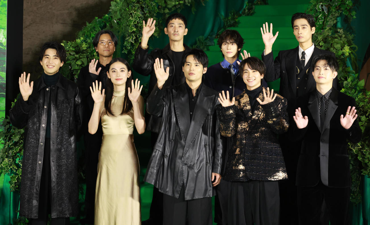 映画「ウィンドブレイカー」完成披露試写会を行った、前列左から中沢元紀、八木莉可子、水上恒司、木戸大聖、綱啓永、後列左から萩原健太郎監督、上杉柊平、山下幸輝、濱尾ノリタカ（撮影・中島郁夫）
