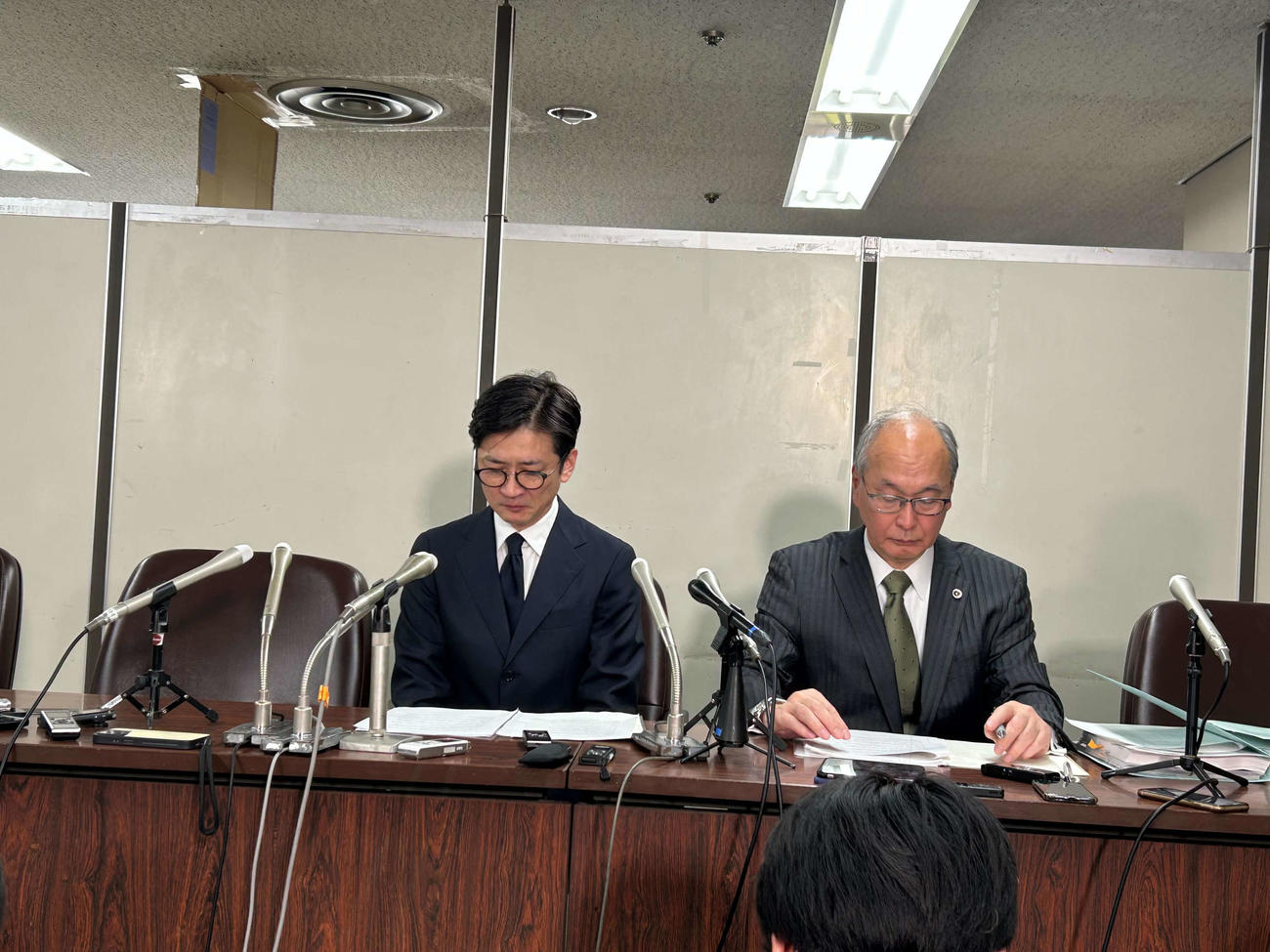 うつむく国分太一と代理人弁護士