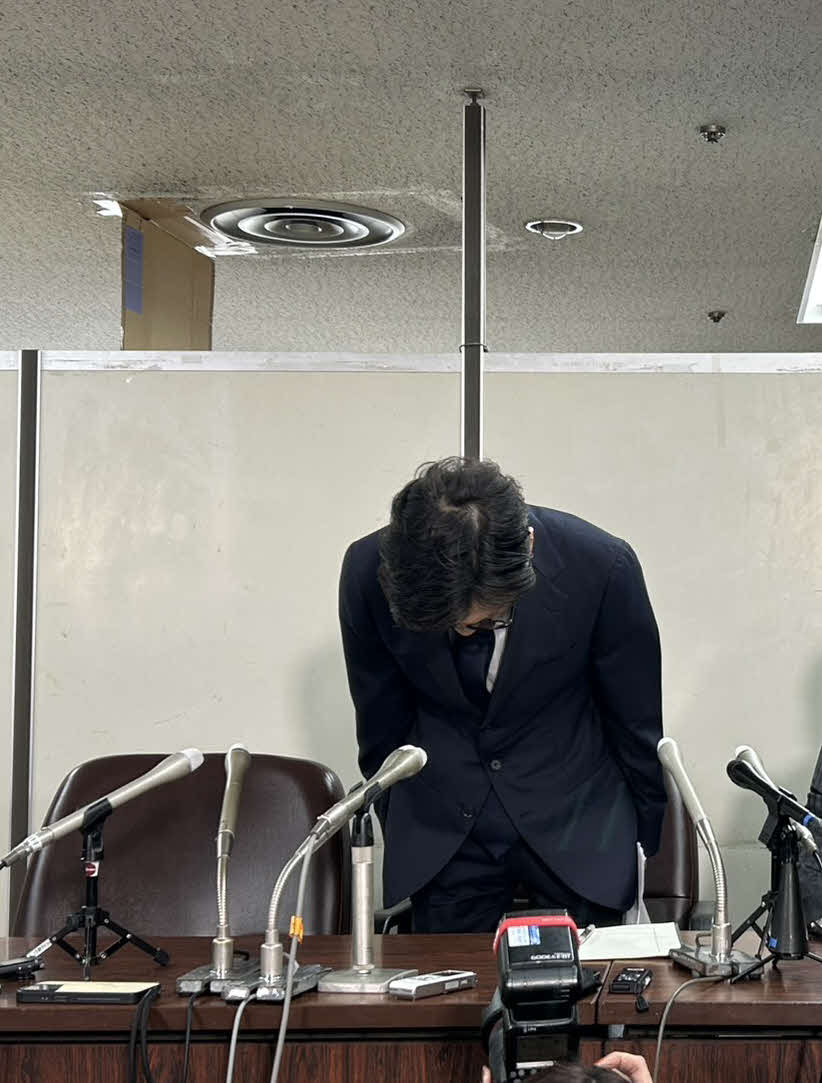 会見で謝罪する国分太一
