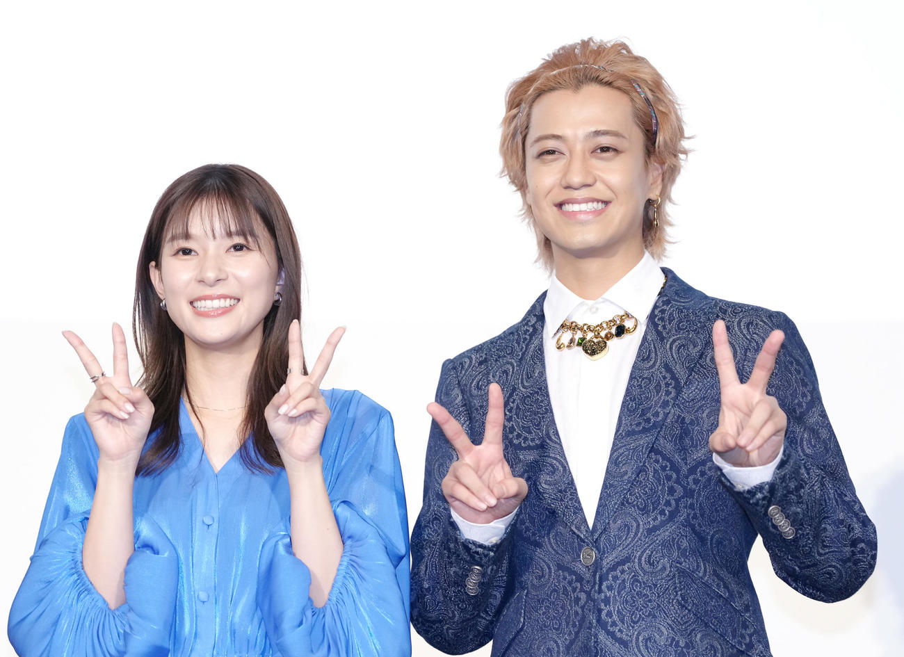 舞台あいさつに登場し、笑顔でピースする芳根京子（左）と髙橋海人（撮影・足立雅史）