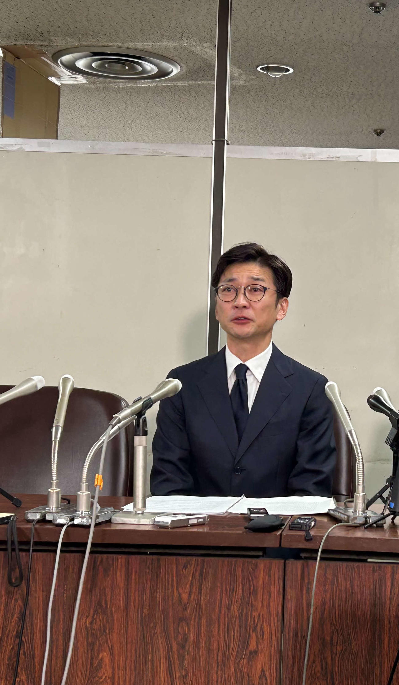 目を赤らめ、涙する国分太一