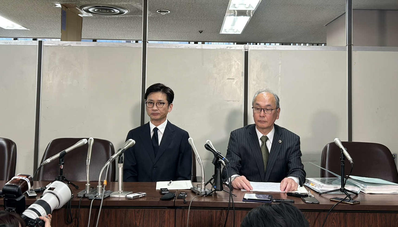 会見に臨む国分太一と代理人弁護士