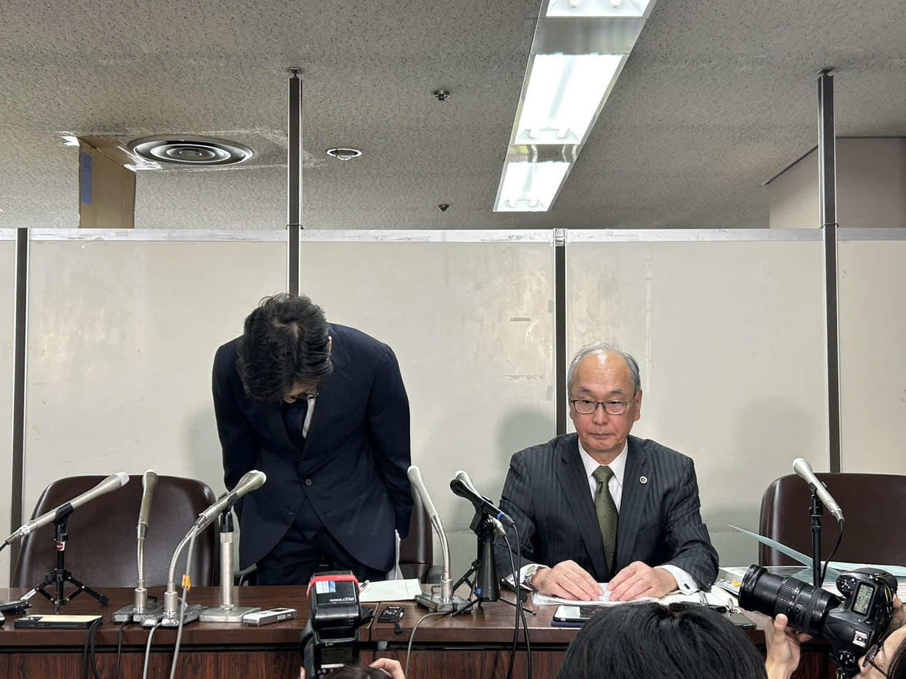 会見で頭を下げる国分太一と代理人弁護士