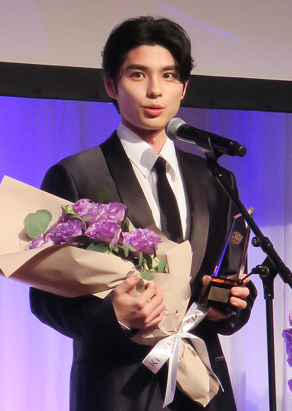 「第54回ベストドレッサー賞発表・授賞式」に登場し、喜びを語る本田響矢