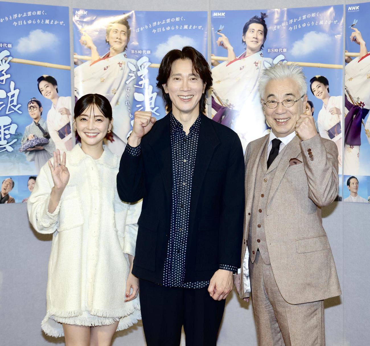 笑顔で写真に納まる、左から倉科カナ、佐々木蔵之介、イッセー尾形（撮影・河田真司）