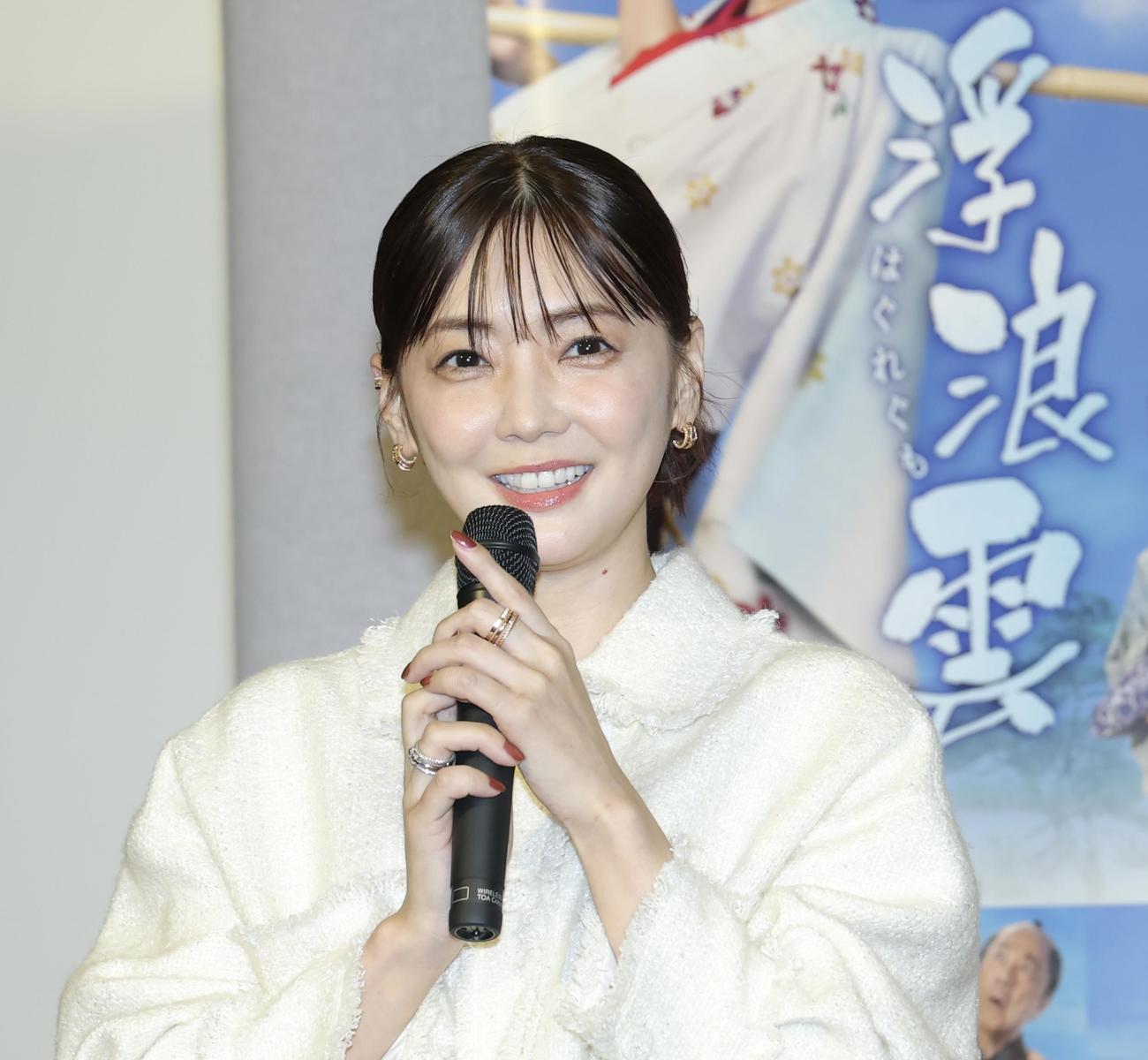 あいさつする倉科カナ（撮影・河田真司）