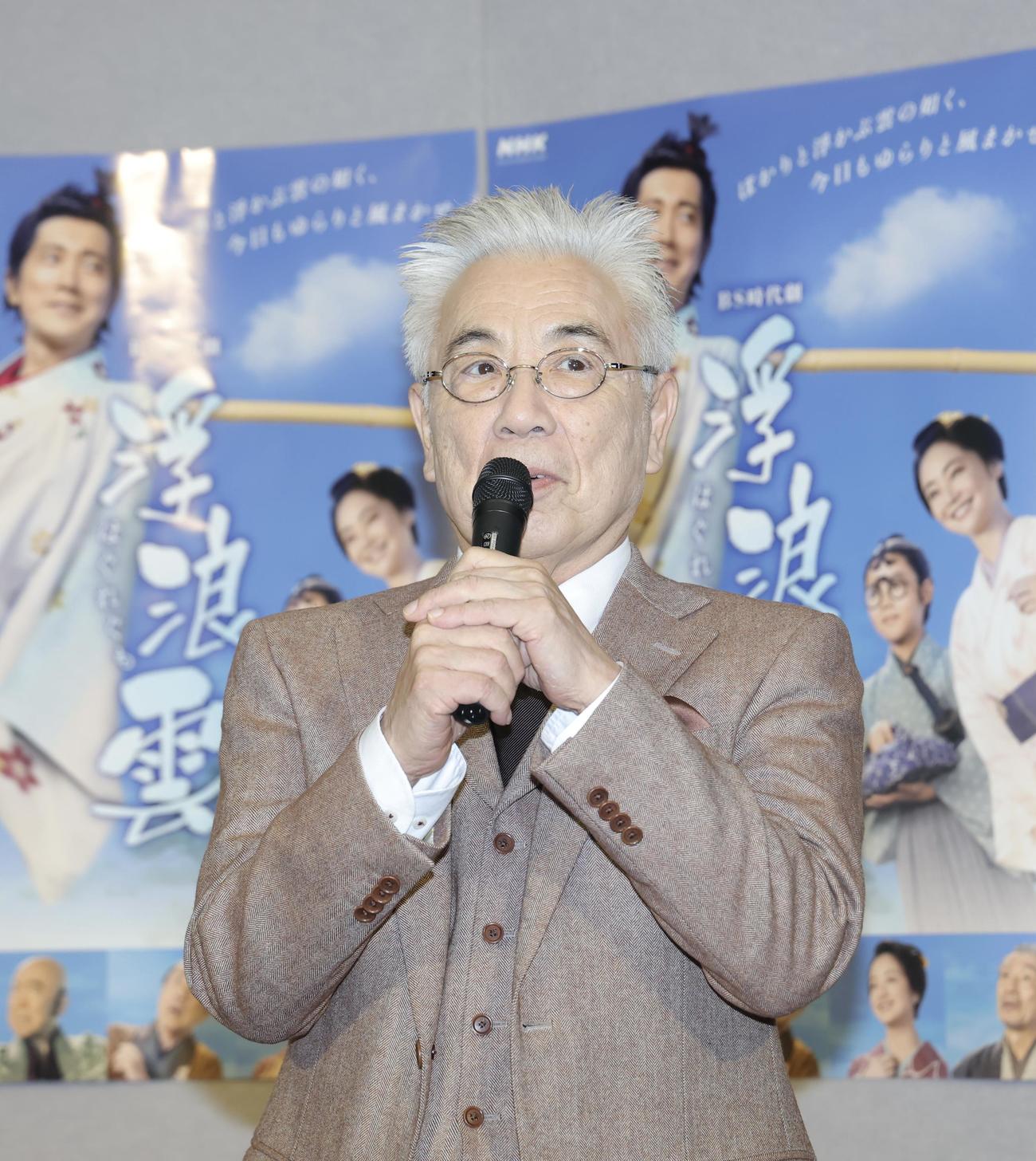 あいさつするイッセー尾形（撮影・河田真司）