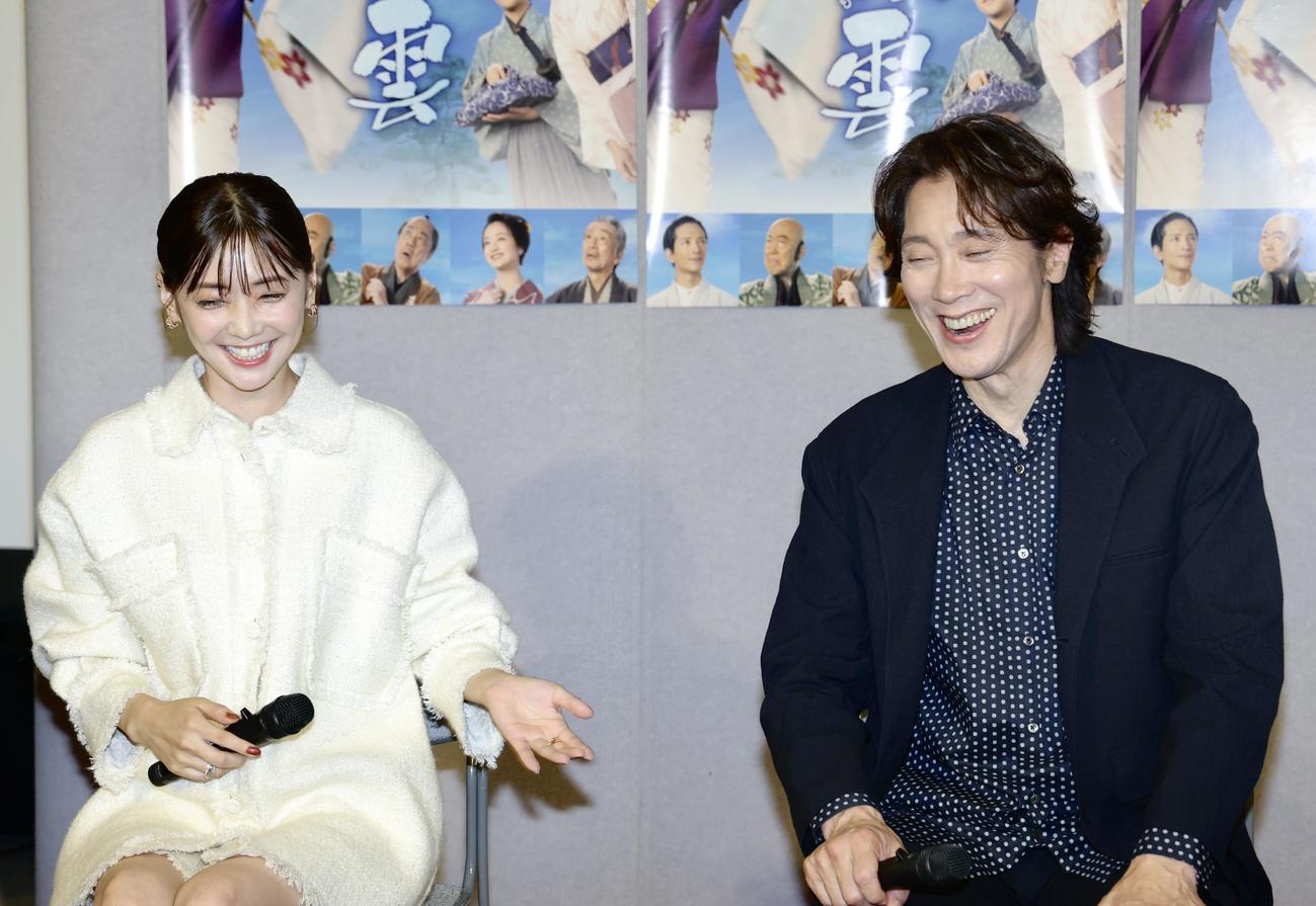 記者の質問に答える倉科カナ（左）と佐々木蔵之介（撮影・河田真司）