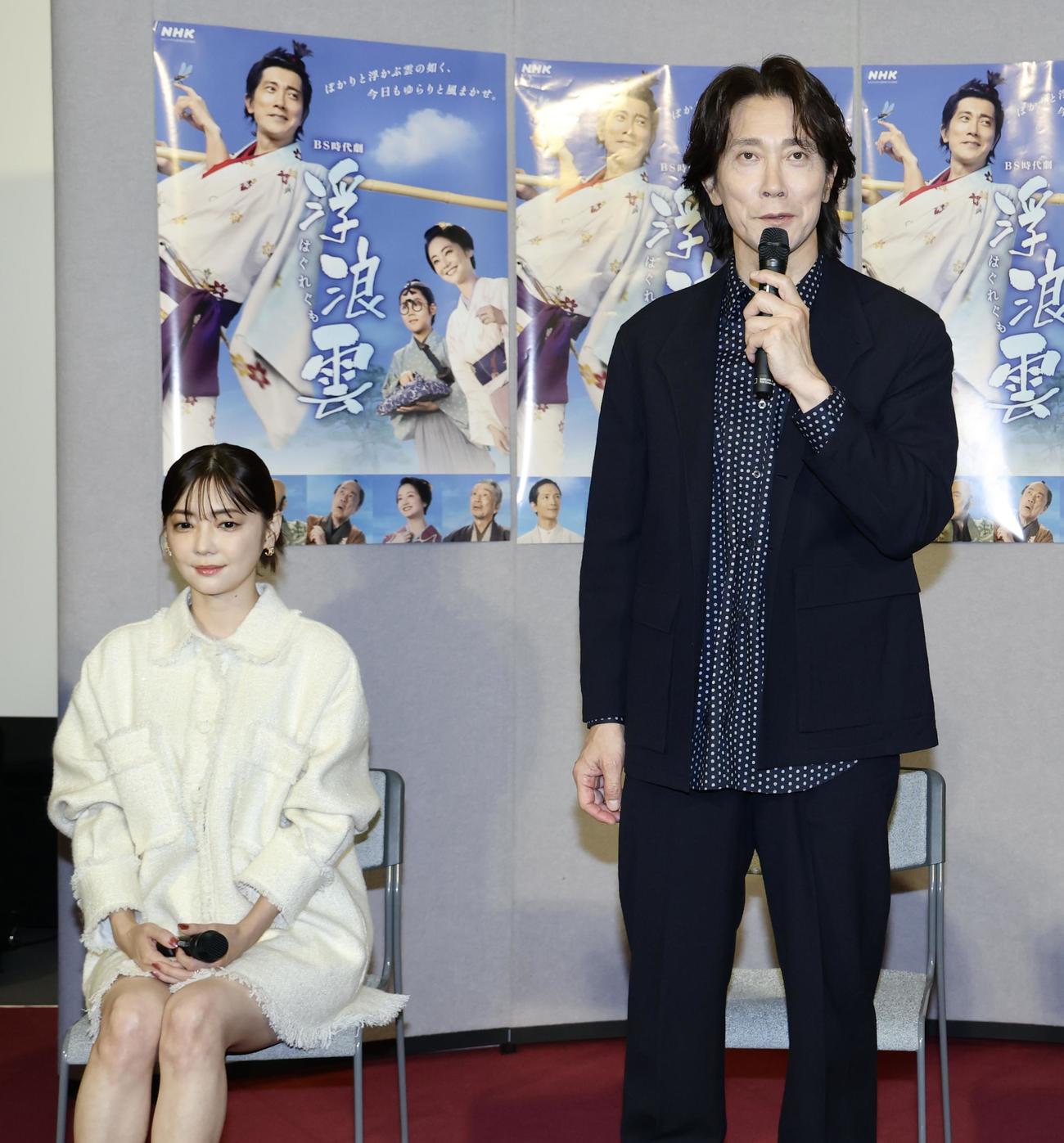 あいさつする佐々木蔵之介（右）と倉科カナ（撮影・河田真司）