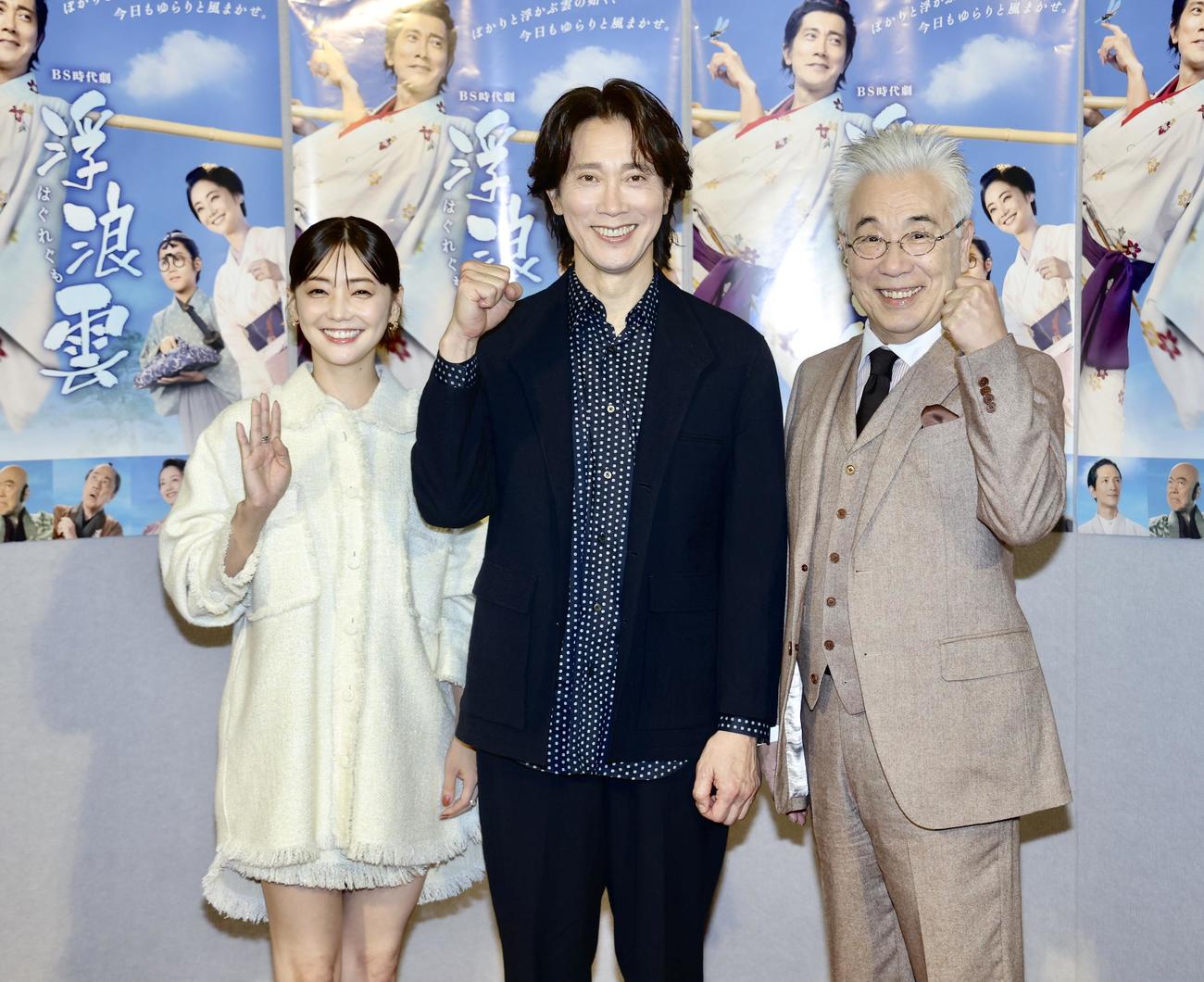 笑顔で写真に納まる、左から倉科カナ、佐々木蔵之介、イッセー尾形（撮影・河田真司）