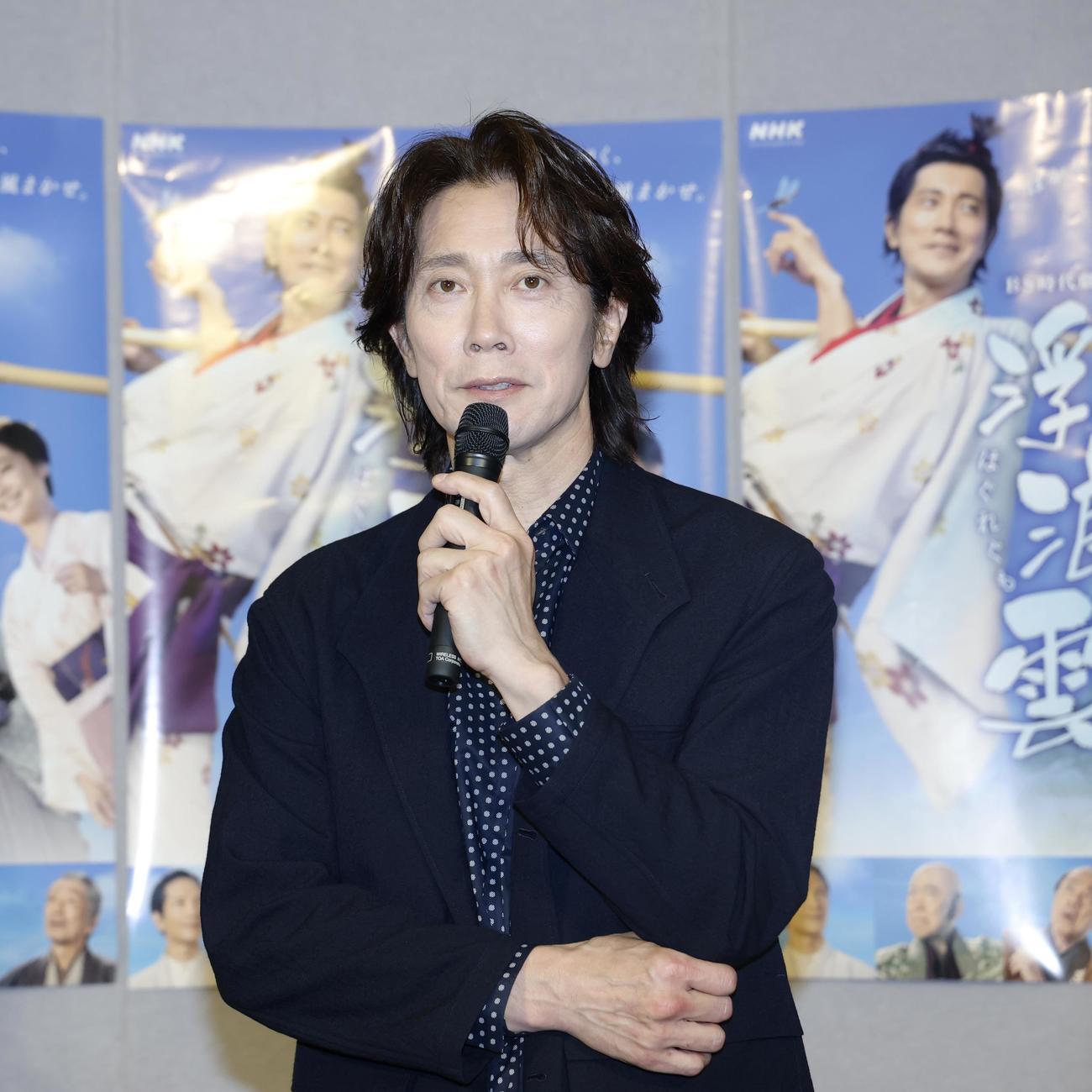 あいさつする佐々木蔵之介（撮影・河田真司）