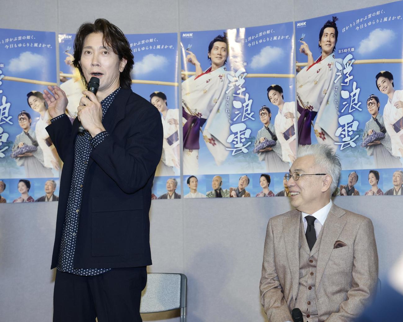 あいさつする佐々木蔵之介（左）とイッセー尾形（撮影・河田真司）