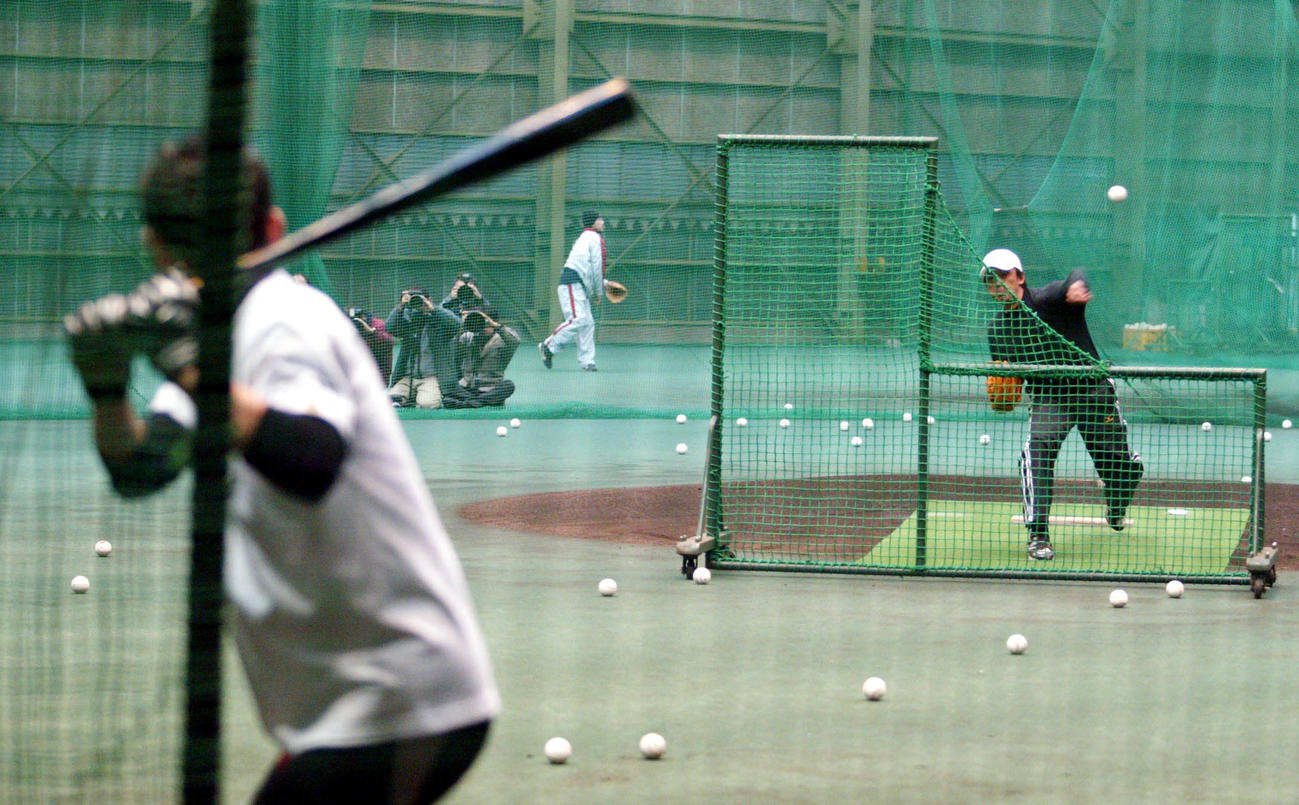 イチローは星野伸之氏相手にバッティングを行った（2005年1月撮影）
