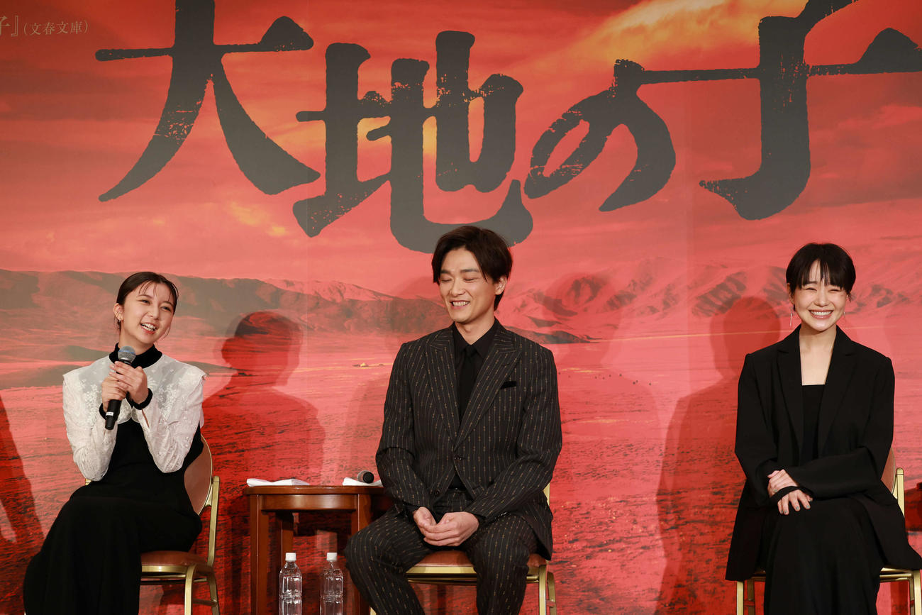 明治座の舞台「大地の子」制作発表に登場した、左から上白石萌歌、井上芳雄、奈緒（撮影・野上伸悟）