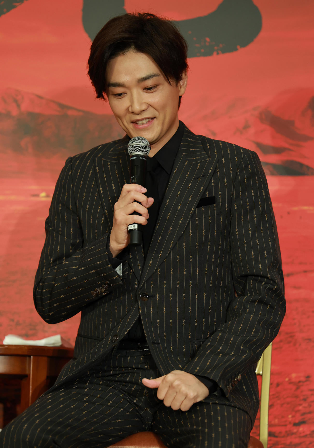 明治座の舞台「大地の子」制作発表に登場した井上芳雄（撮影・野上伸悟）