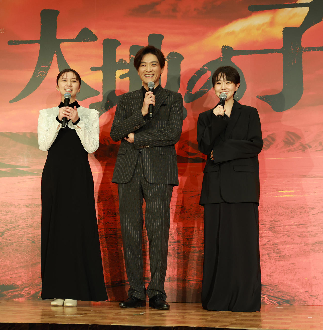 明治座の舞台「大地の子」制作発表に登場した、左から上白石萌歌、井上芳雄、奈緒（撮影・野上伸悟）