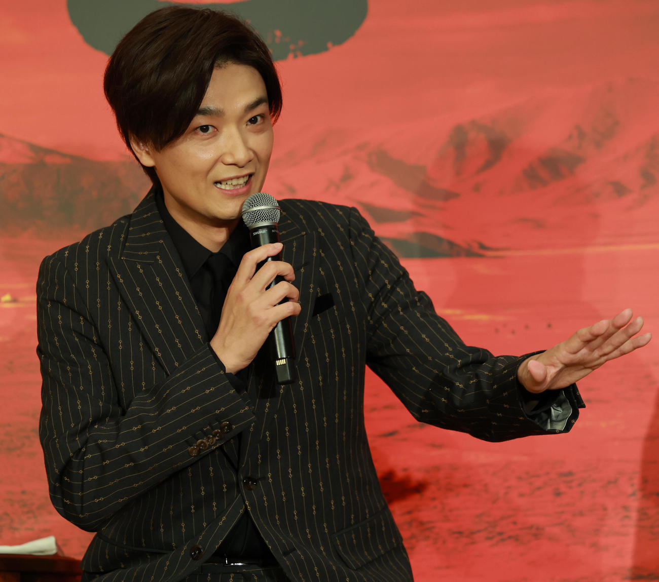 明治座の舞台「大地の子」制作発表に登場した井上芳雄（撮影・野上伸悟）