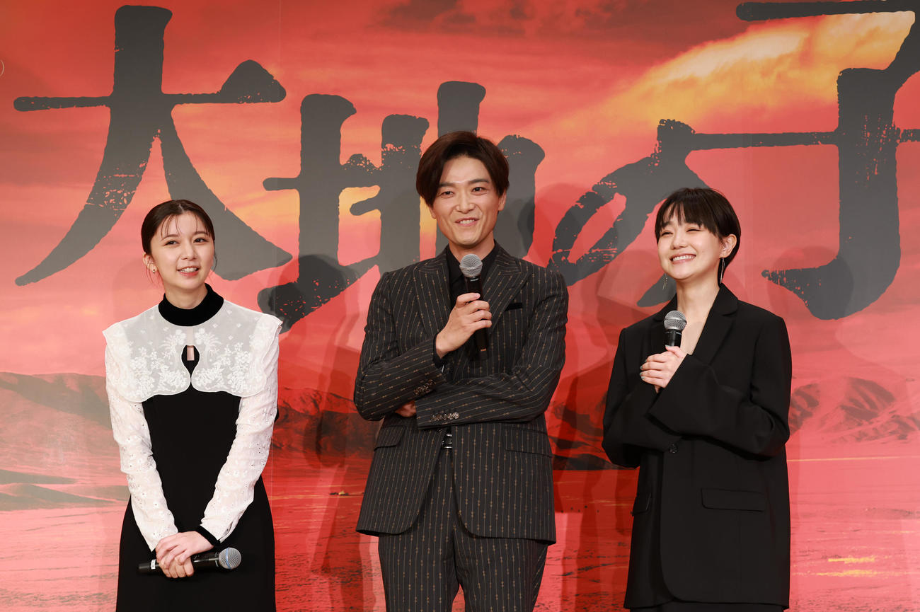 明治座の舞台「大地の子」制作発表に登場した、左から上白石萌歌、井上芳雄、奈緒（撮影・野上伸悟）