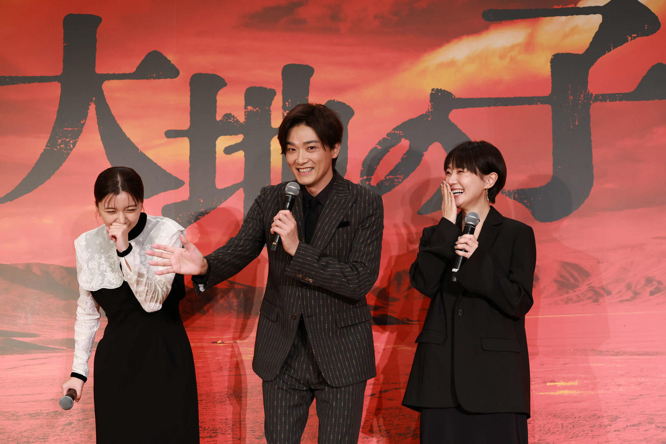 明治座の舞台「大地の子」制作発表に登場した、左から上白石萌歌、井上芳雄、奈緒（撮影・野上伸悟）