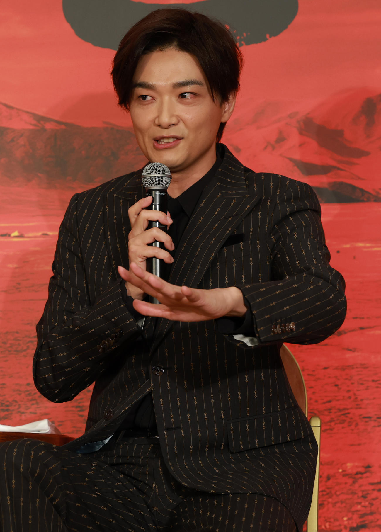 明治座の舞台「大地の子」制作発表に登場した井上芳雄（撮影・野上伸悟）