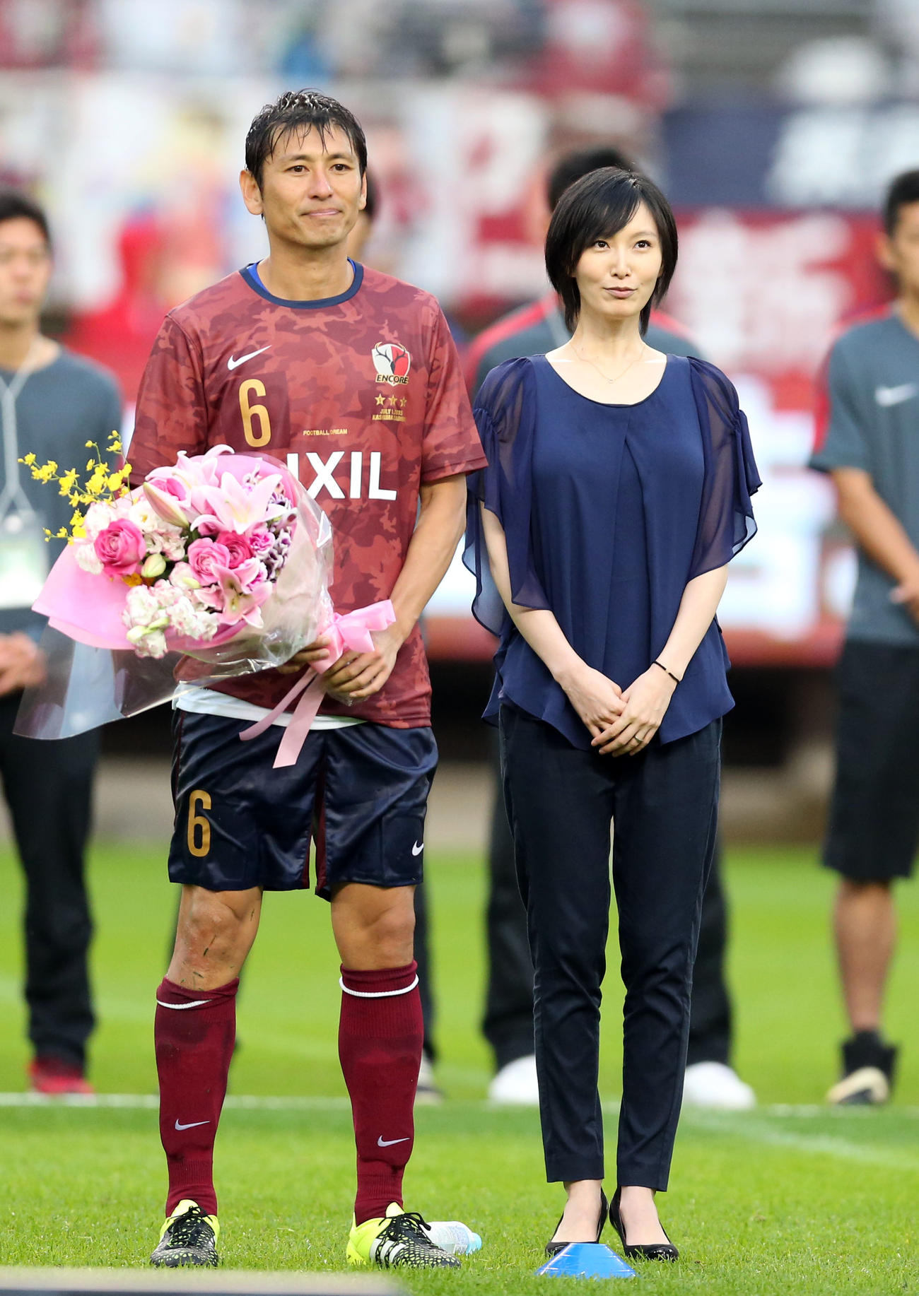 2015年7月5日、夫人でタレントの長澤奈央から花束を受け取る中田浩二