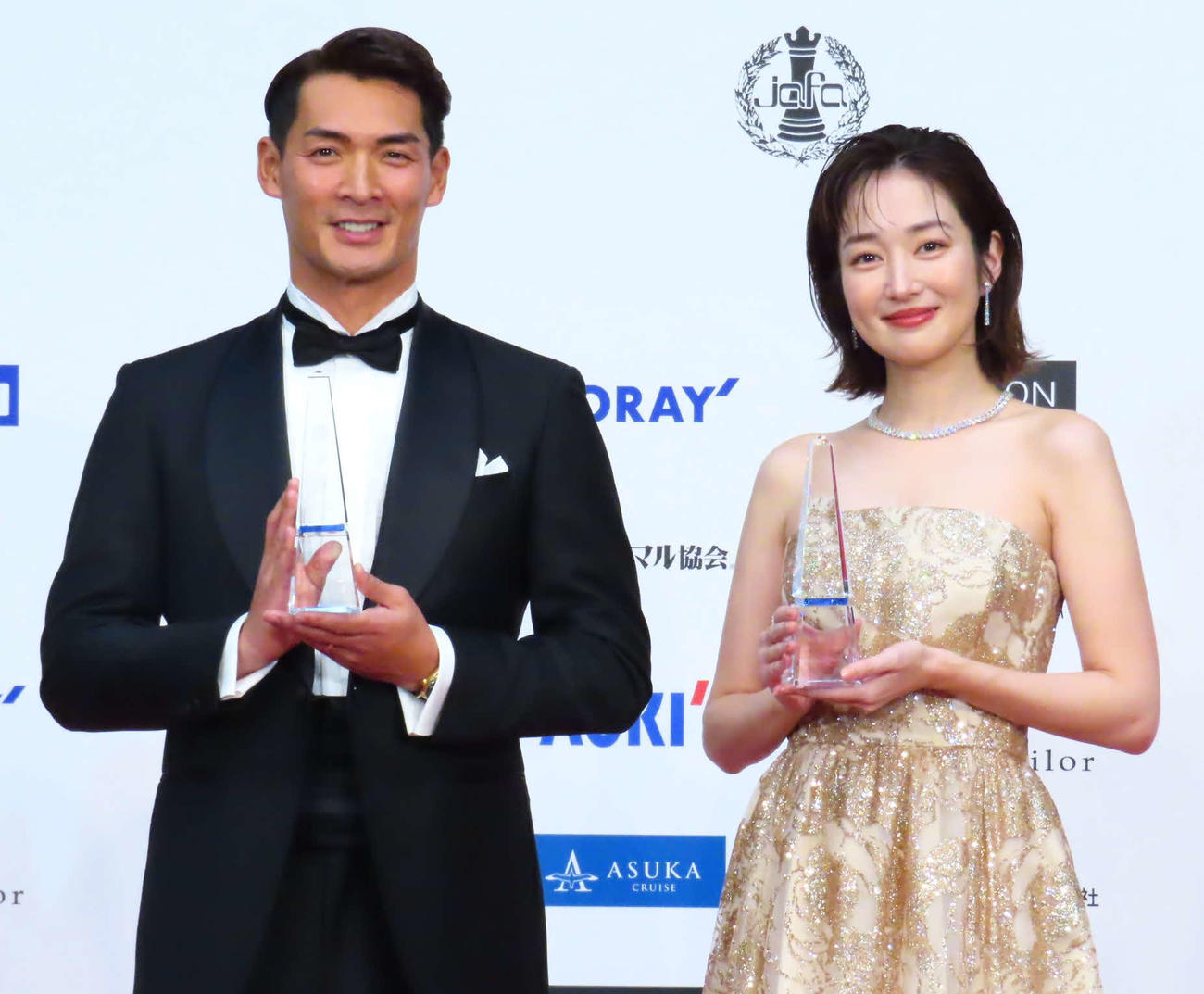 ベストフォーマリスト賞授賞式に出席した槙野智章氏（左）と高梨臨