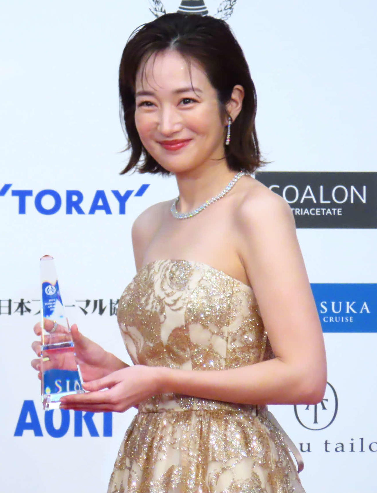 ベストフォーマリスト賞授賞式でトロフィーを受け取る高梨臨