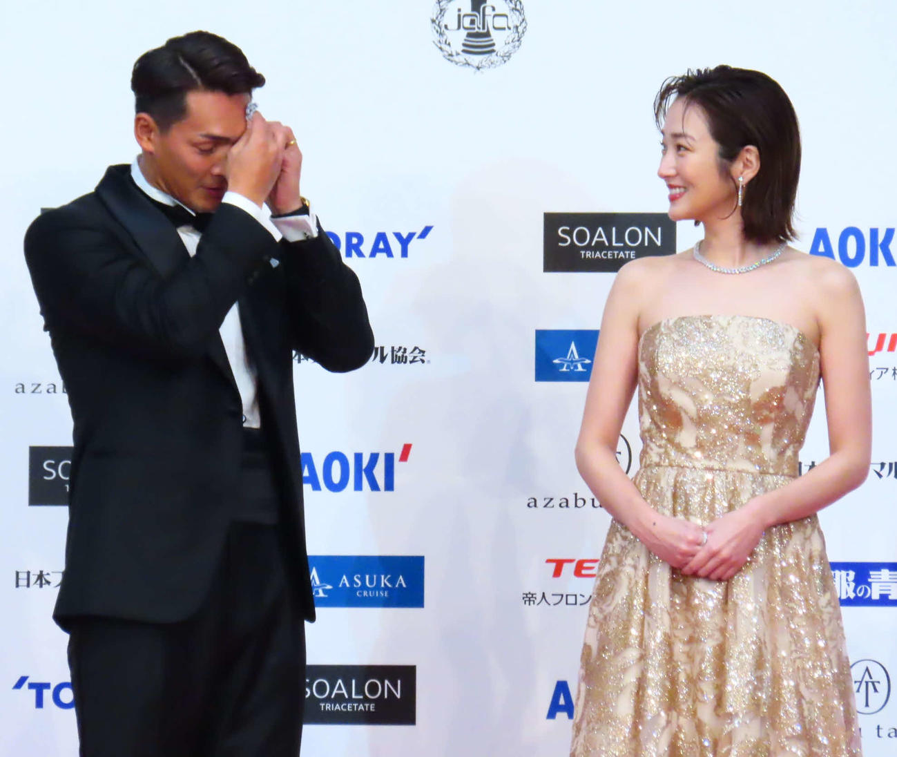 ベストフォーマリスト賞授賞式に出席した槙野智章氏（左）と高梨臨