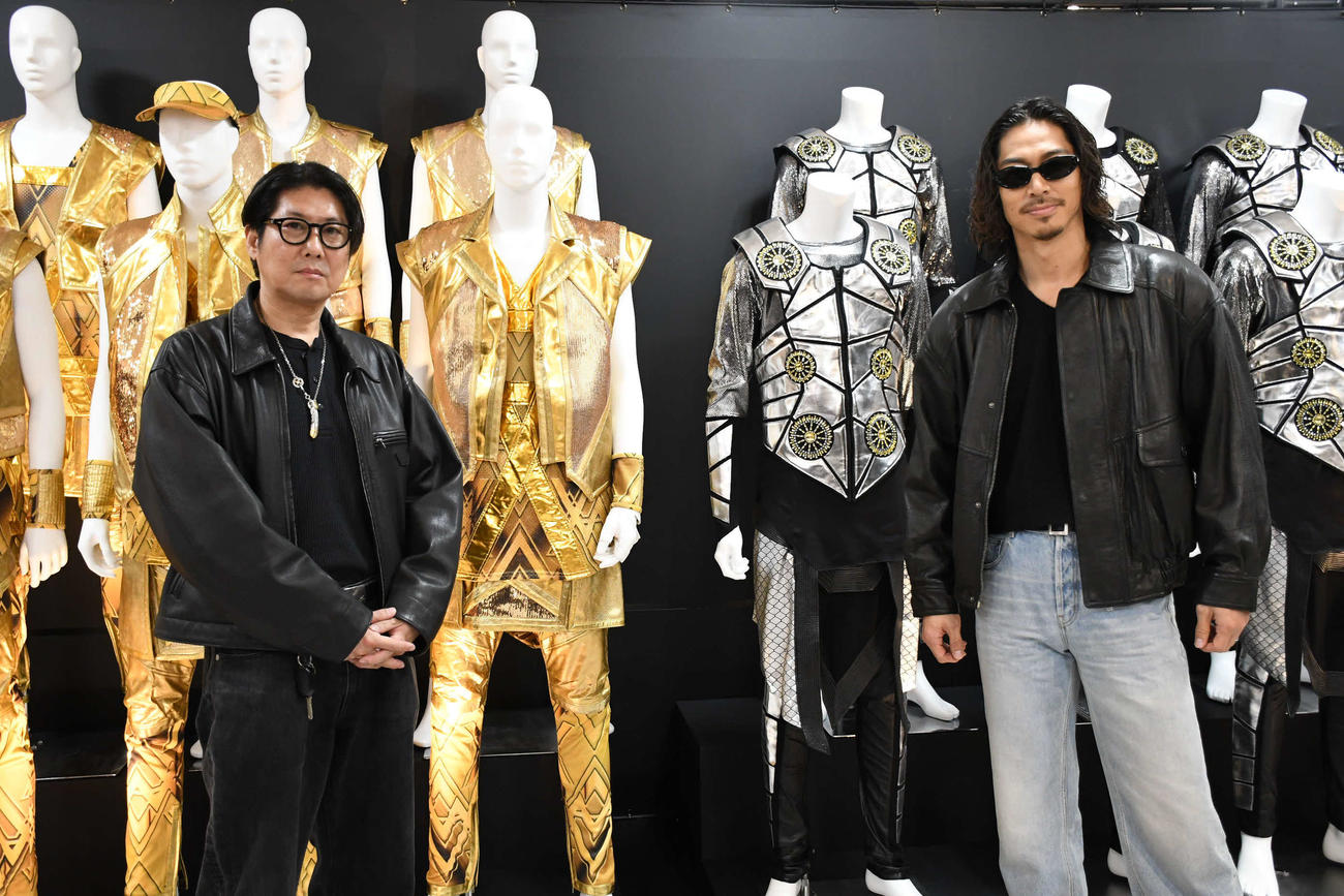 「EXILE COSTUME EXHIBITION 2025～ONE AND ONLY～」の前日取材に応じたEXILE AKIRA（右）とクリエイティブディレクターの小川哲史氏（撮影・阪口孝志）