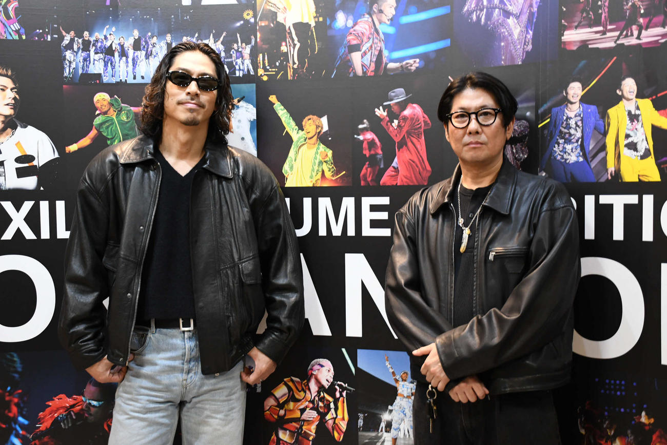 「EXILE COSTUME EXHIBITION 2025～ONE AND ONLY～」の前日取材に応じたEXILE AKIRA（左）とクリエイティブディレクターの小川哲史氏（撮影・阪口孝志）